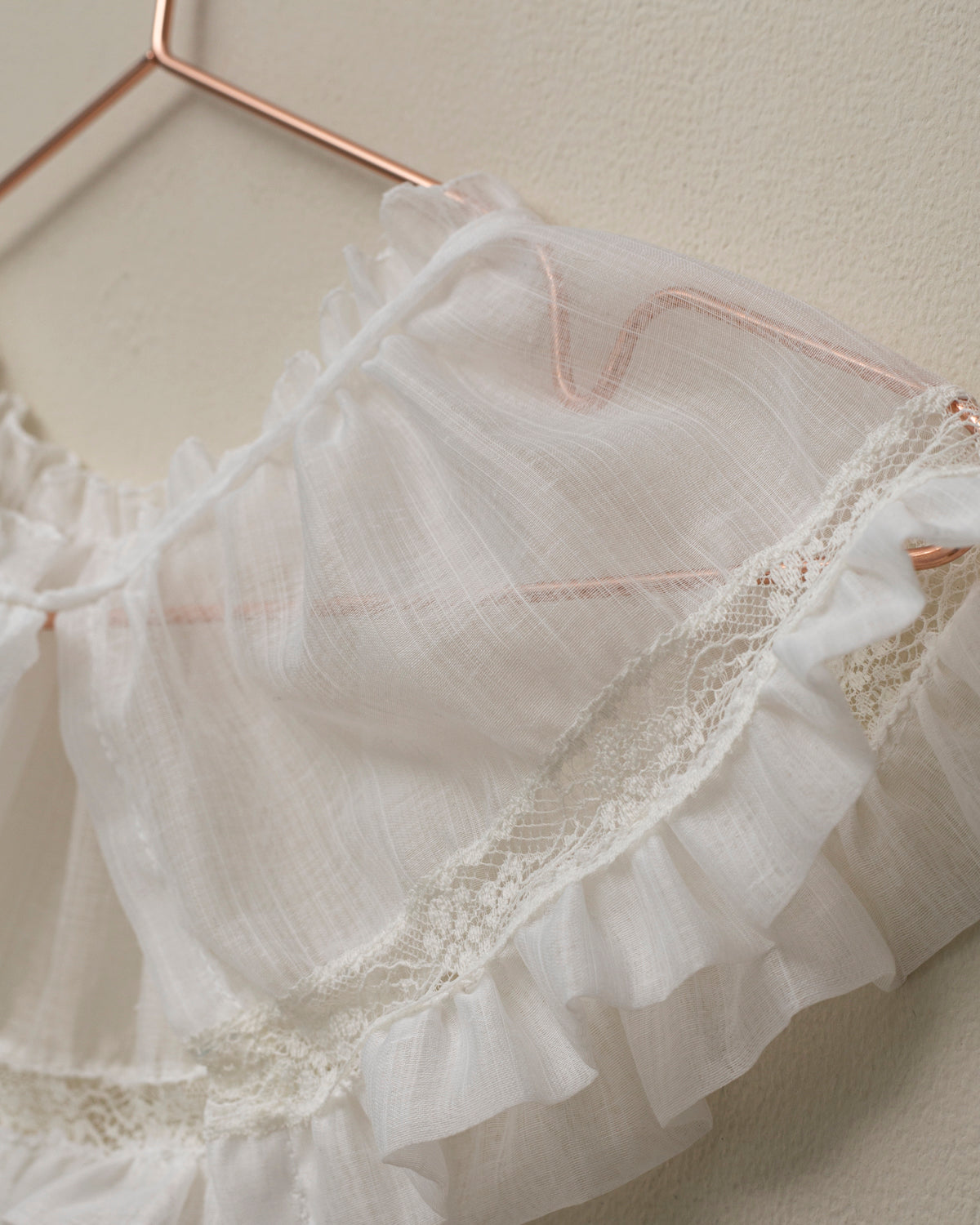 Cuello para traje de arras en muselina blanco con encaje. Cosmosophie