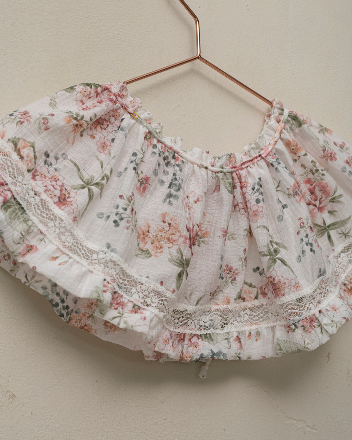 Cuello postizo en flores y encaje para traje de arras o invitada boda. Cosmosophie