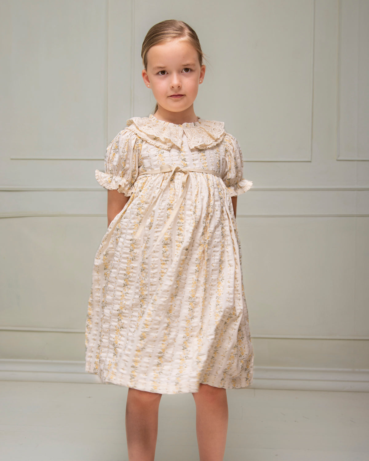 Vestido para niña amarillo con encaje Cosmosophie