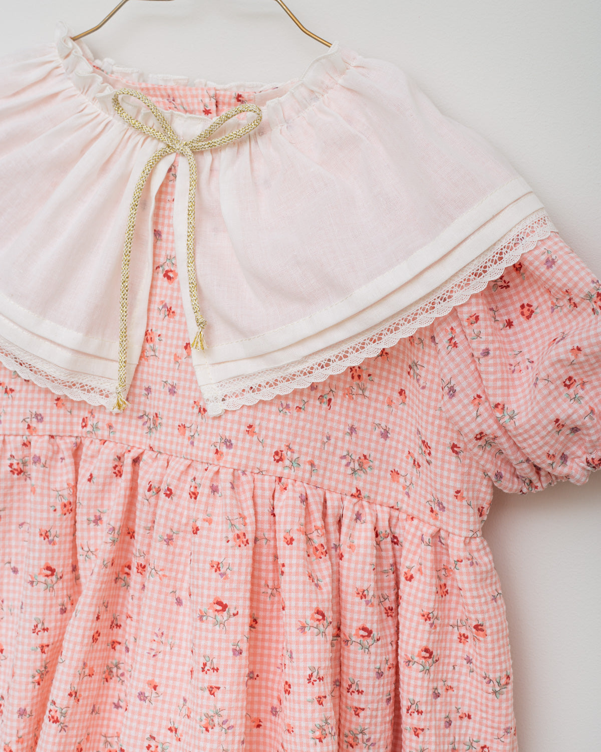 Vestido vichy rosa con cuello blanco. Cosmosophie