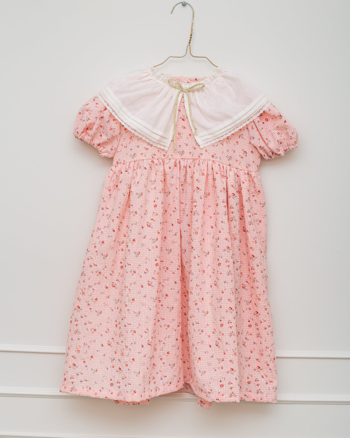 Vestido vichy rosa con cuello blanco. Cosmosophie