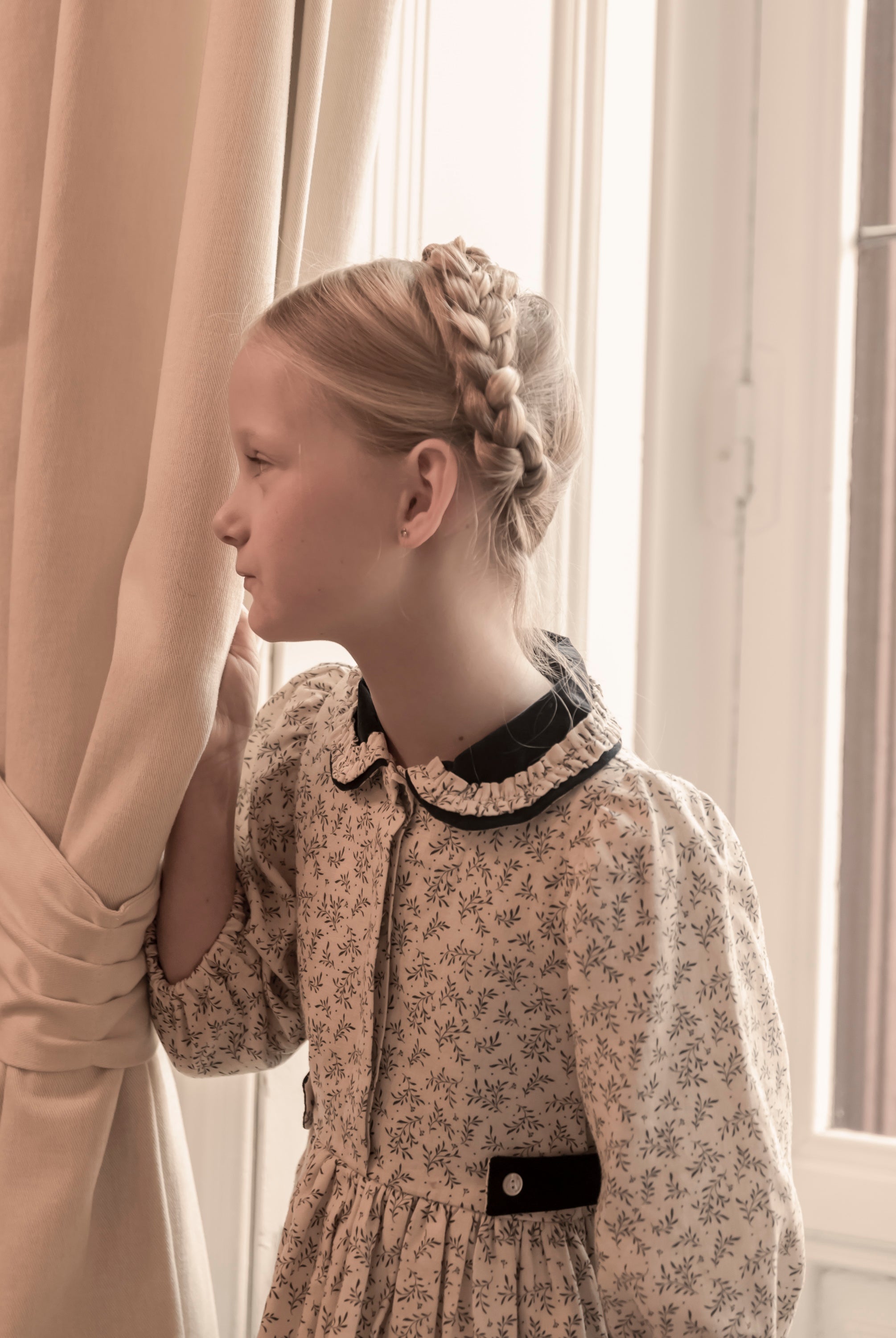 Vestido lino beige con flores azul marino y cuello terciopelo Cosmosophie