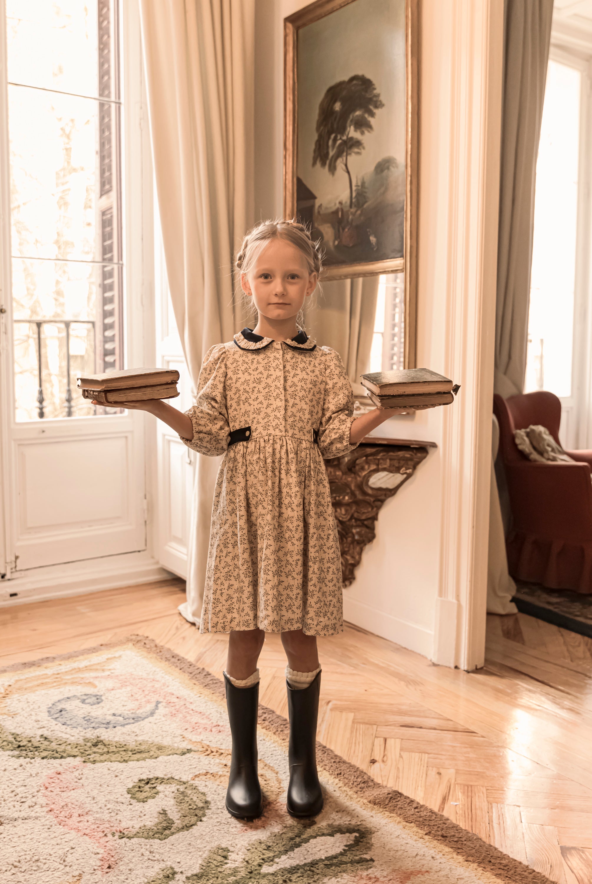 Vestido lino beige con flores azul marino y cuello terciopelo Cosmosophie