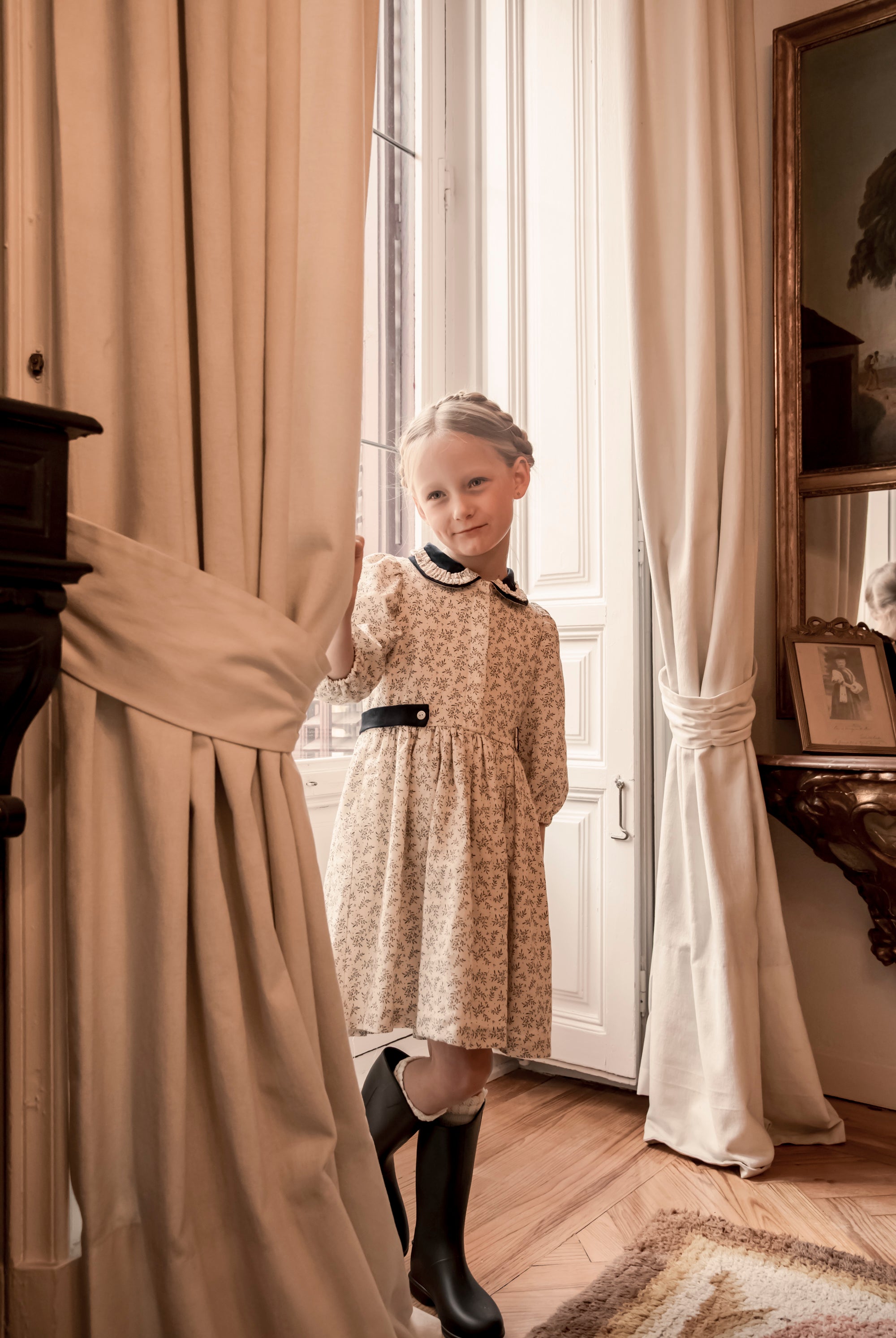 Vestido lino beige con flores azul marino y cuello terciopelo Cosmosophie