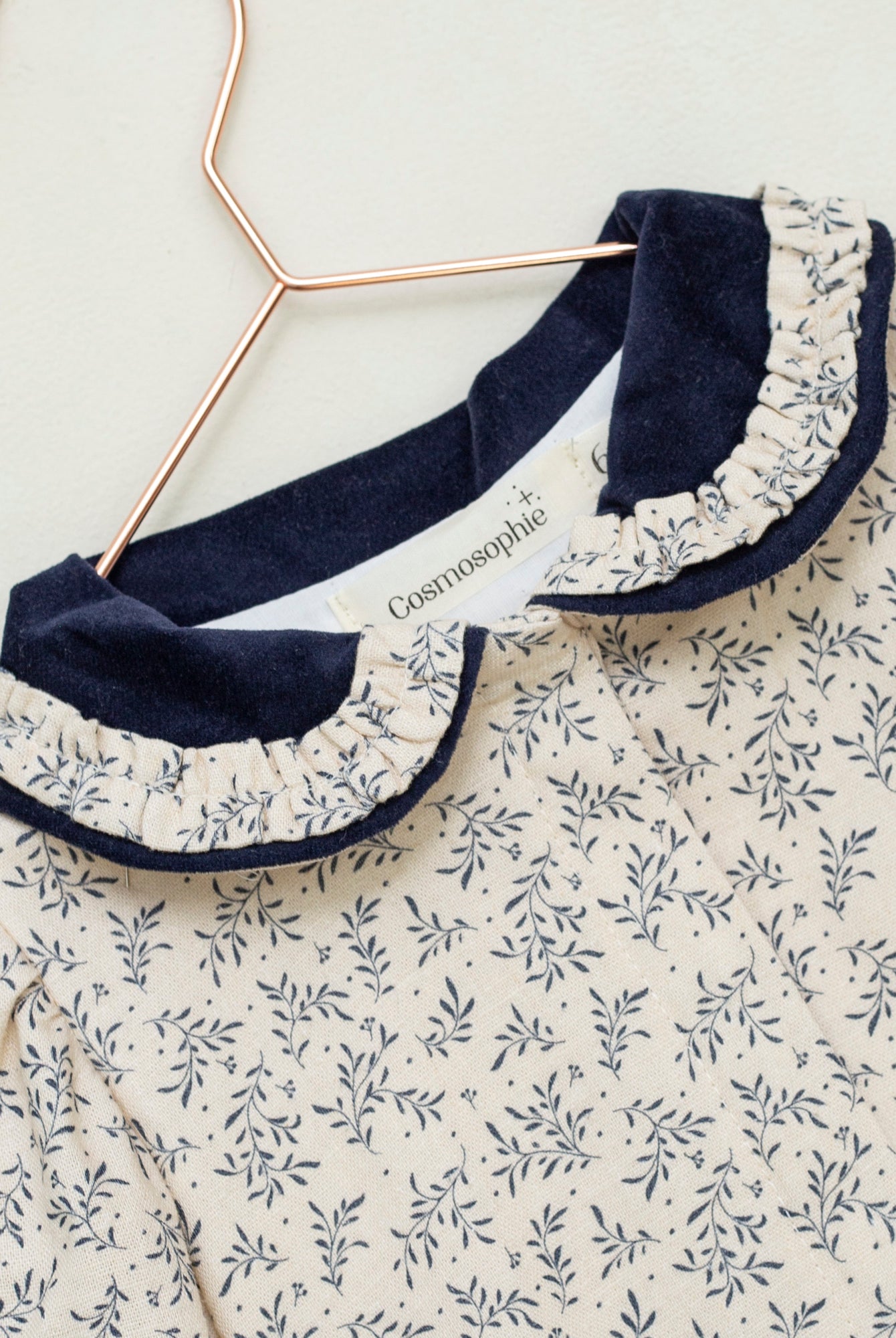 Vestido lino beige con flores azul marino y cuello terciopelo Cosmosophie