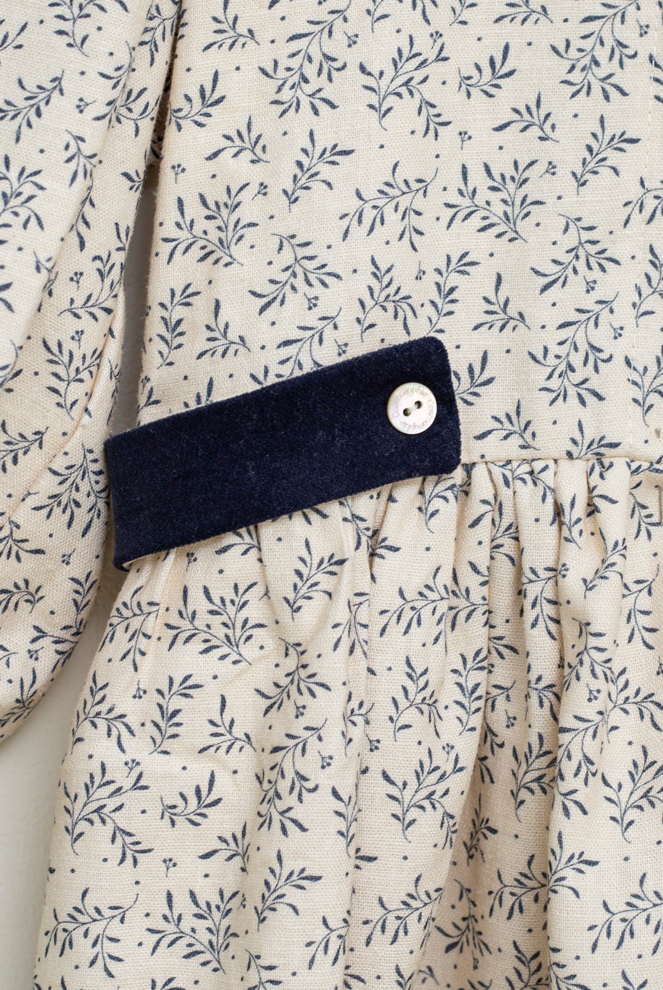 Vestido lino beige con flores azul marino y cuello terciopelo Cosmosophie