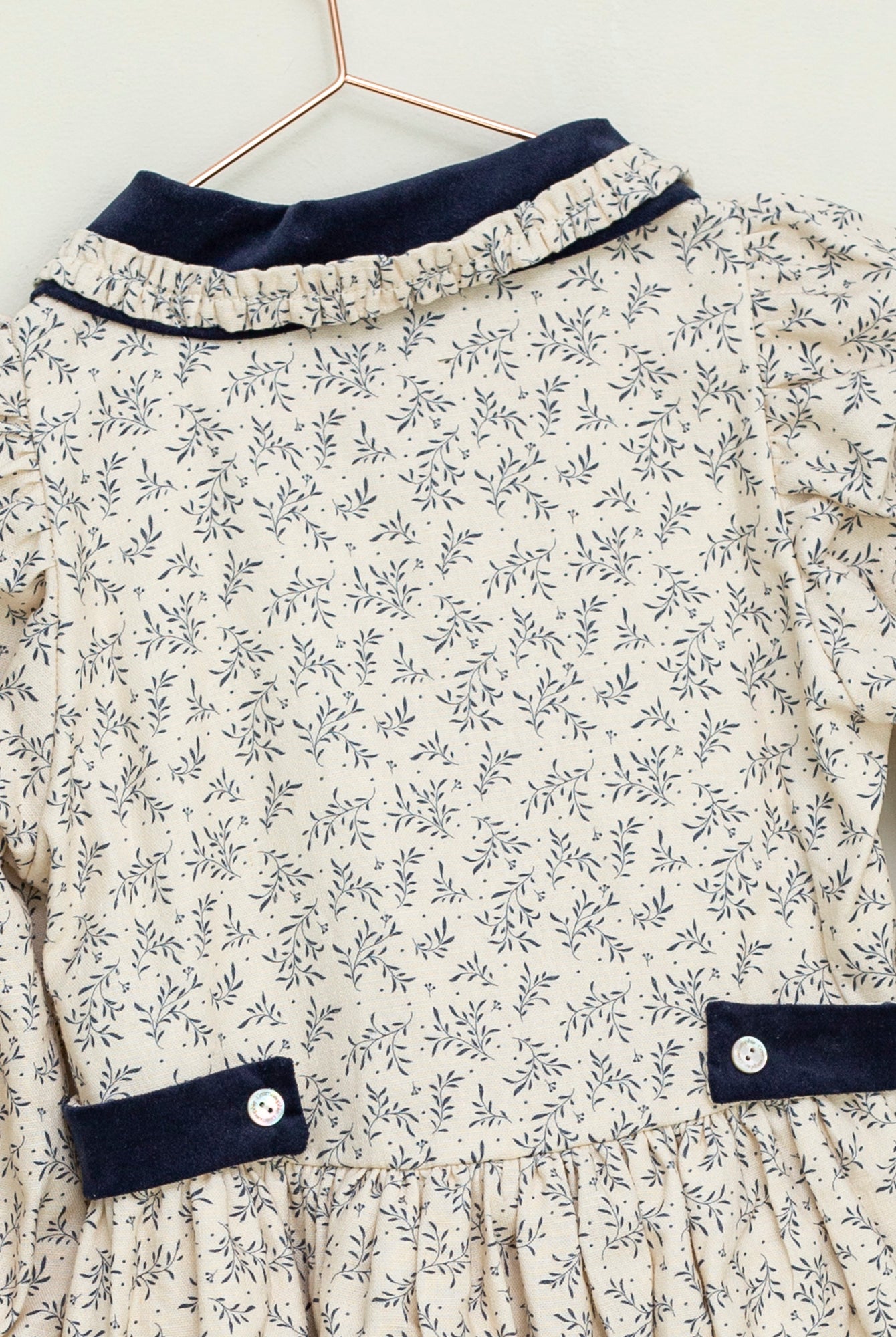 Vestido lino beige con flores azul marino y cuello terciopelo Cosmosophie