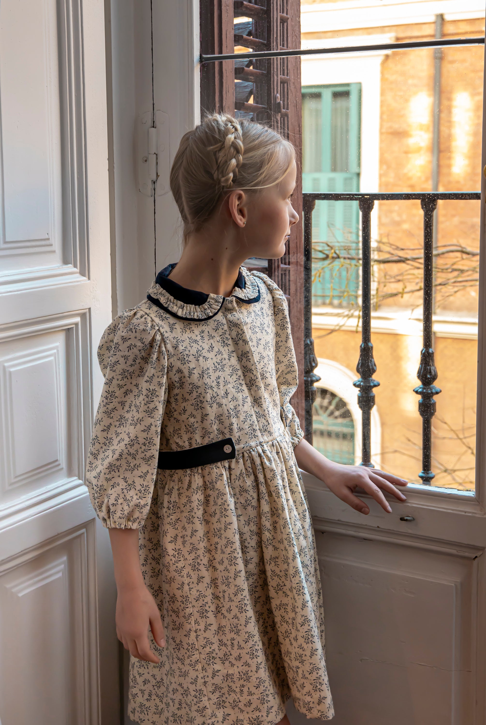 Vestido lino beige con flores azul marino y cuello terciopelo Cosmosophie