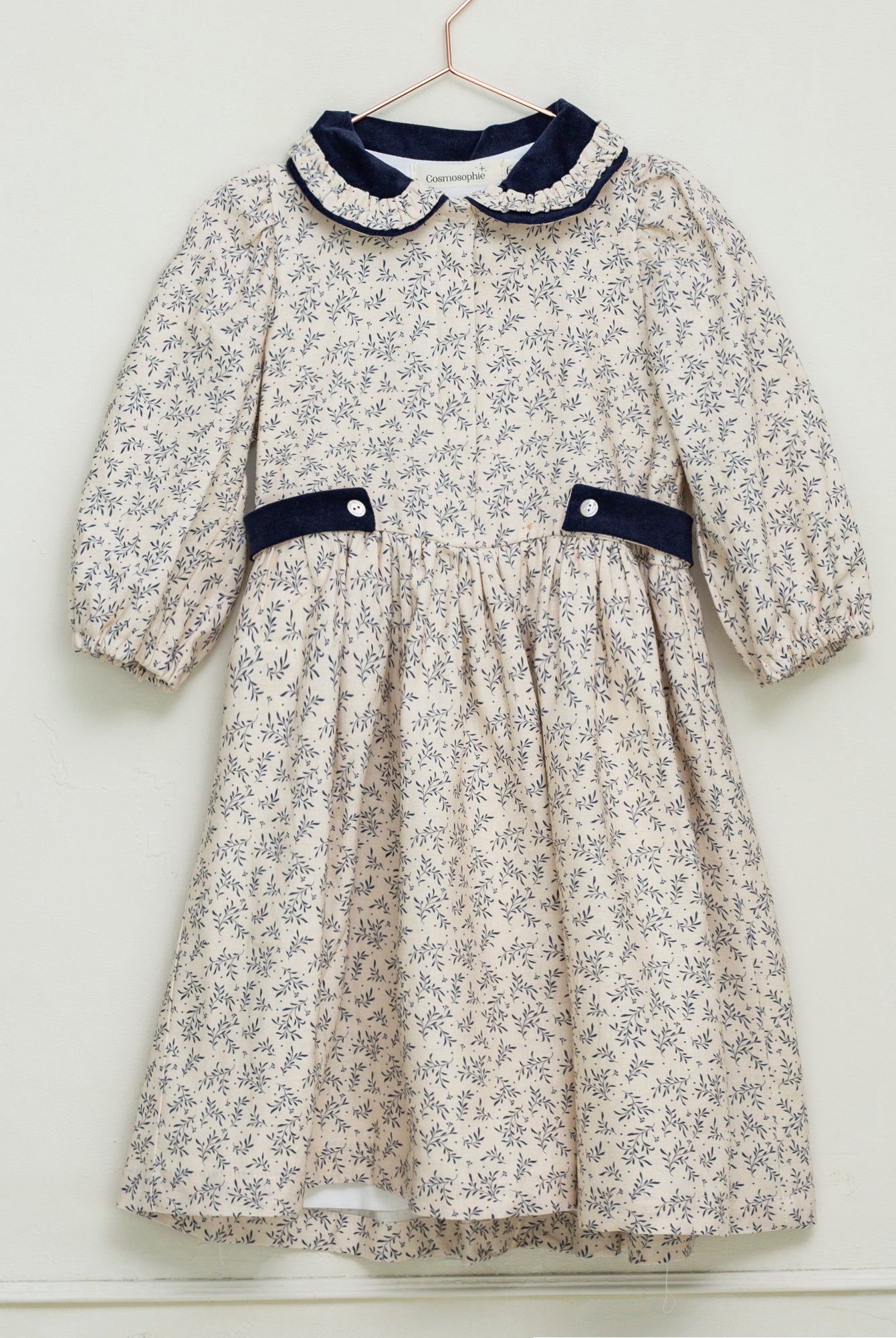 Vestido lino beige con flores azul marino y cuello terciopelo Cosmosophie