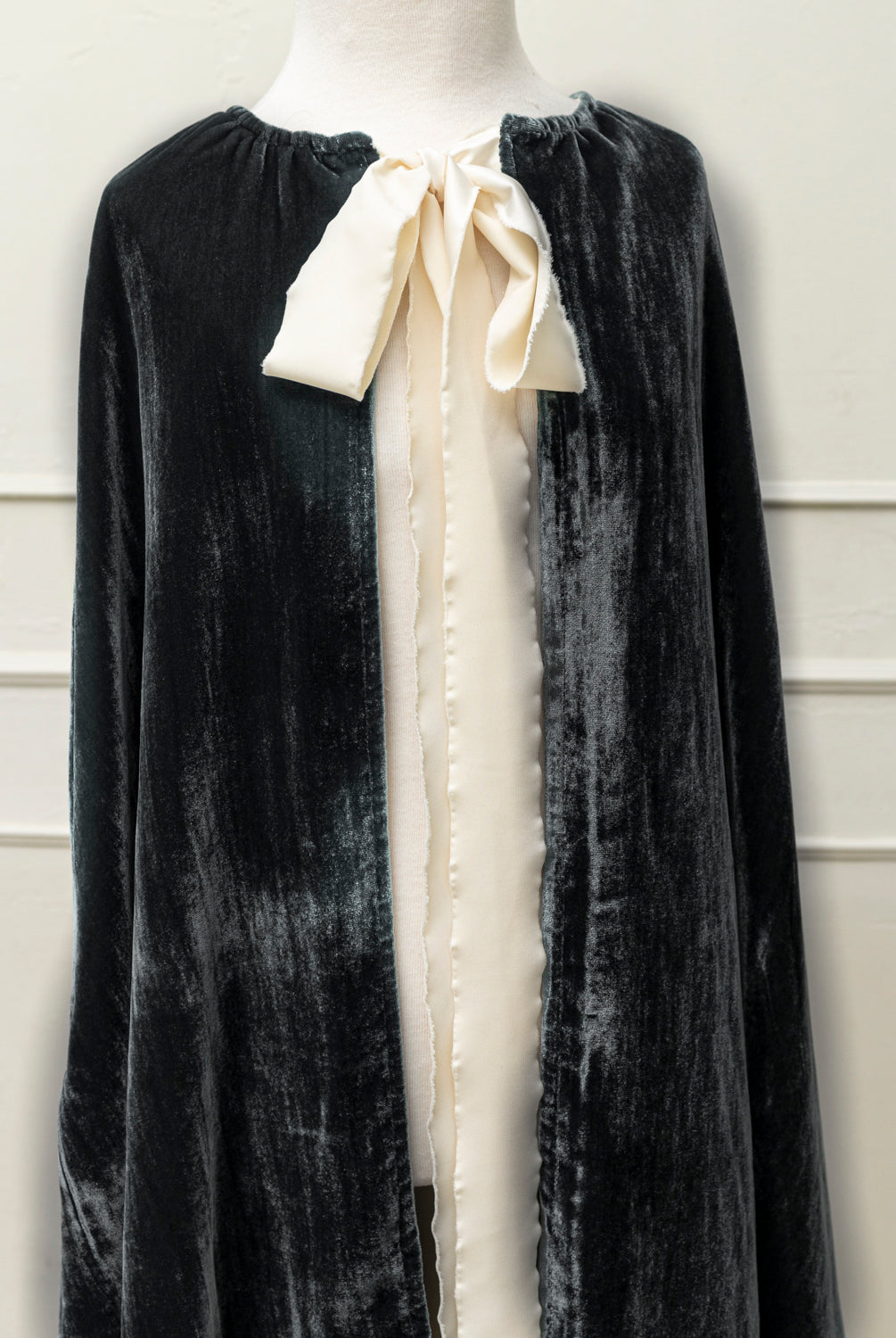 Capa de terciopelo color gris oscuro para trajes de arras. Cosmosophie.com