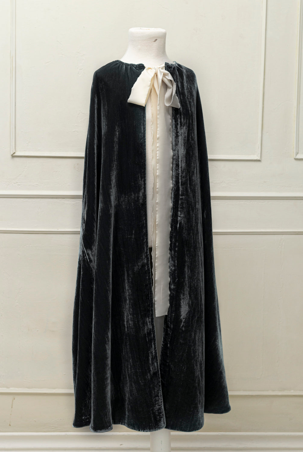 Capa de terciopelo color gris oscuro para trajes de arras. Cosmosophie.com