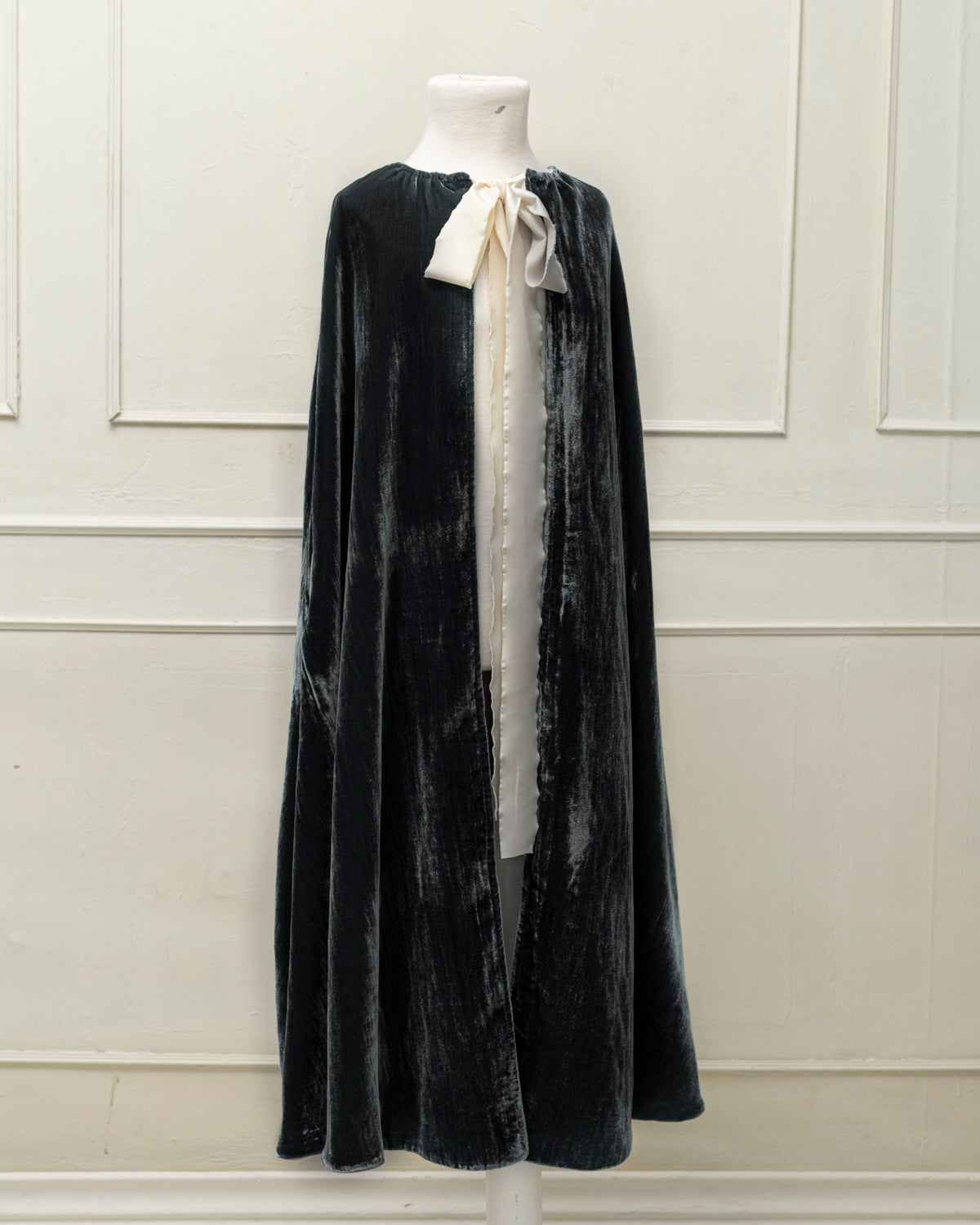 Capa de terciopelo color gris oscuro para trajes de arras. Cosmosophie.com