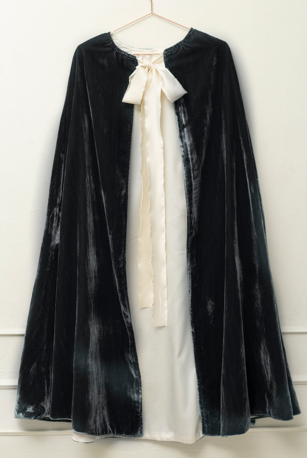 Capa de terciopelo color gris oscuro para trajes de arras. Cosmosophie.com