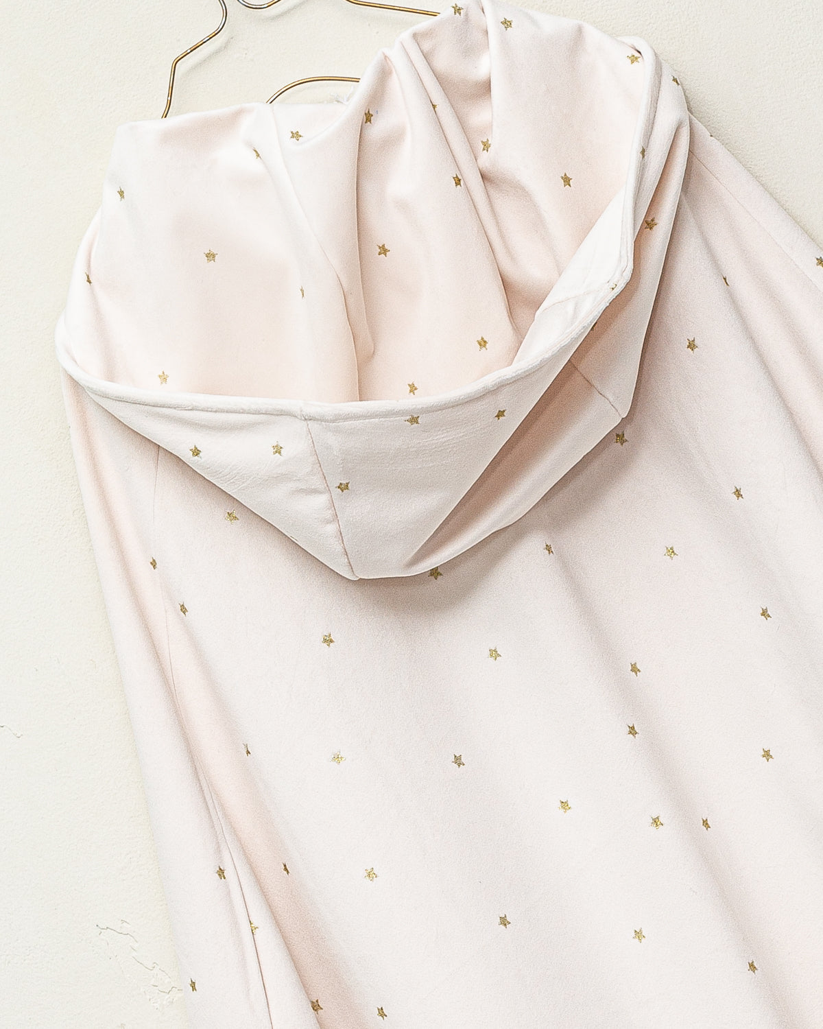 Disfraz capa de terciopelo con estrellas en Oro