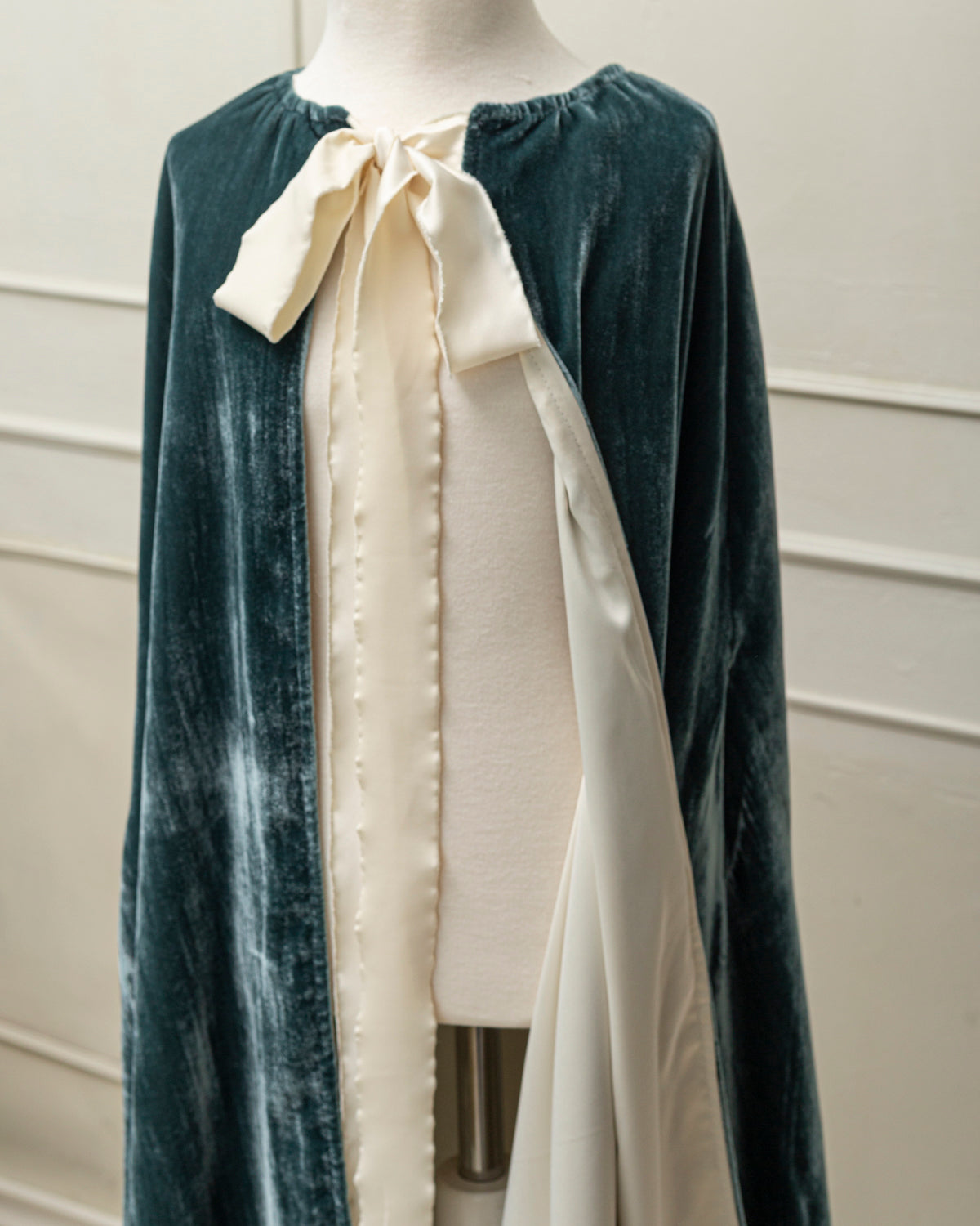 Capa larga de terciopelo para traje de arras. Cosmosophie