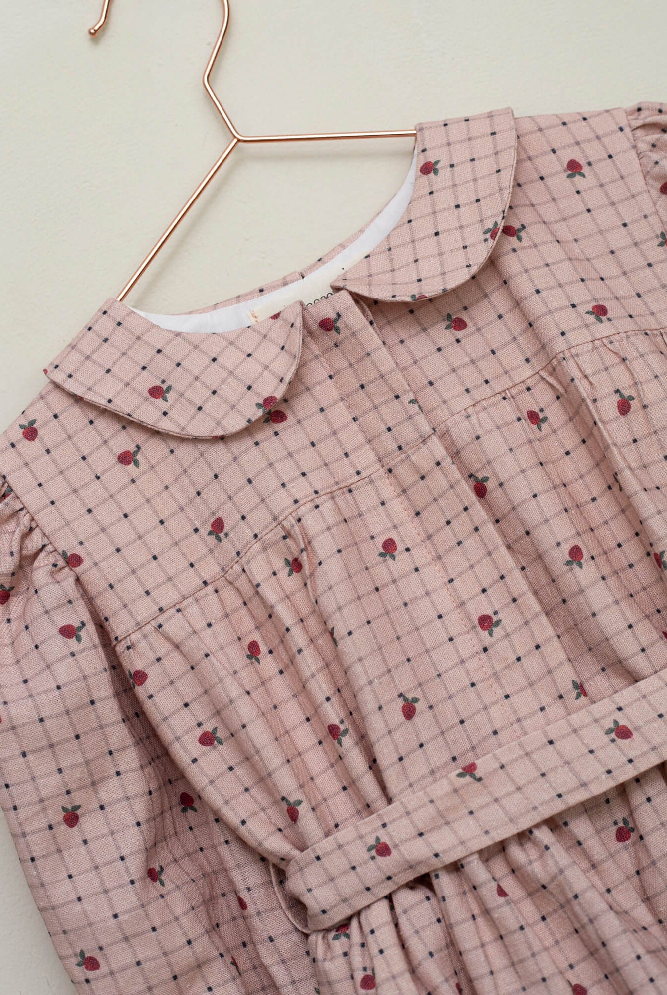 Vestido vichy rosa con fresas Chaumont de Cosmosophie