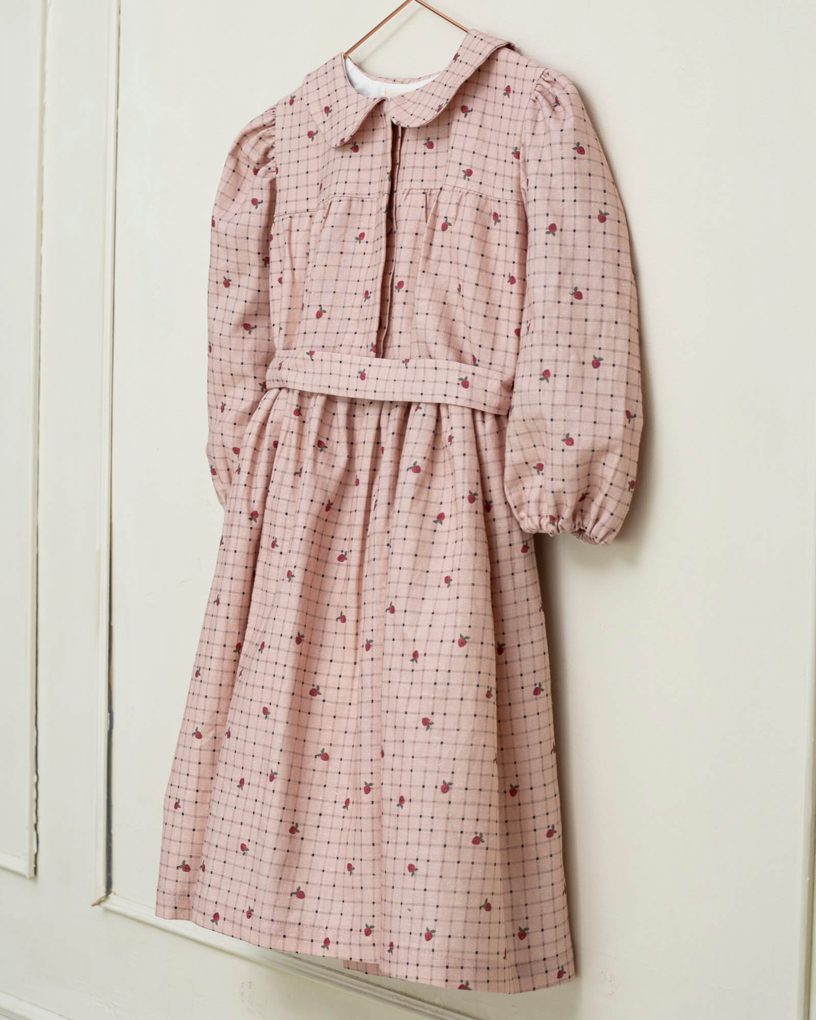 Vestido vichy rosa con fresas Chaumont de Cosmosophie