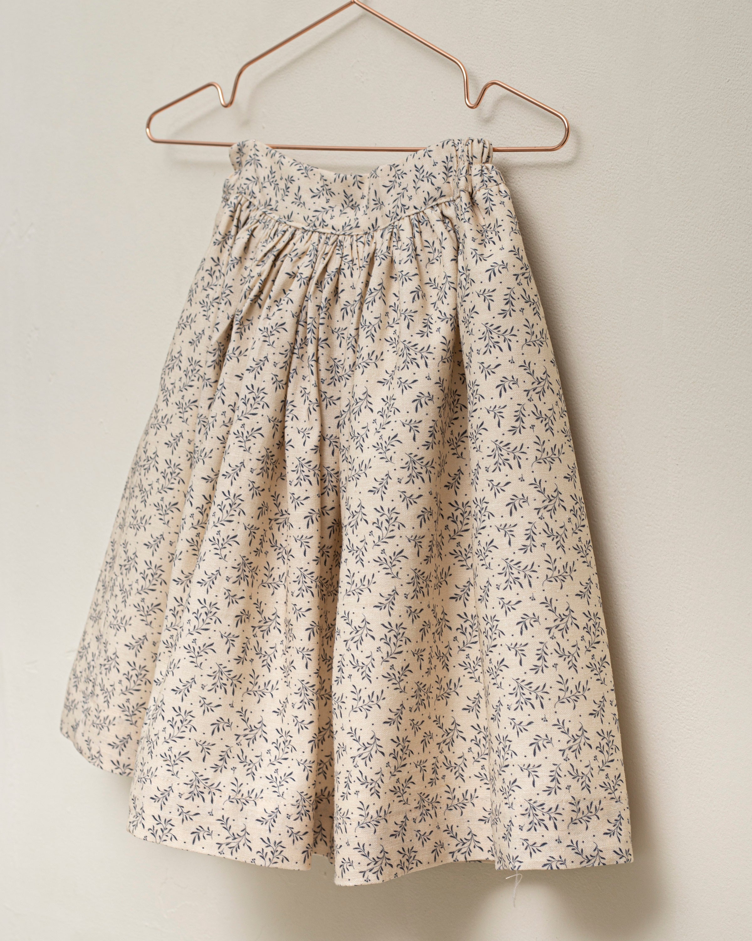 Falda lino beige con flores azul marino Cosmosophie