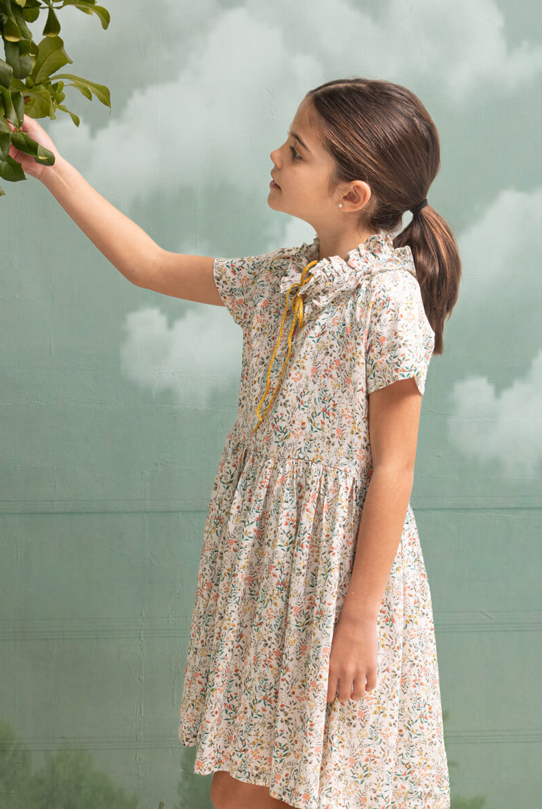 Vestido de invitada para niña en viscosa de flores y puntos dorados. para bautizo boda o comunión Cosmosophie