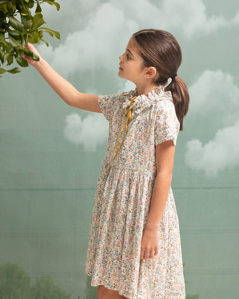 Vestido de invitada para niña en viscosa de flores y puntos dorados. para bautizo boda o comunión Cosmosophie