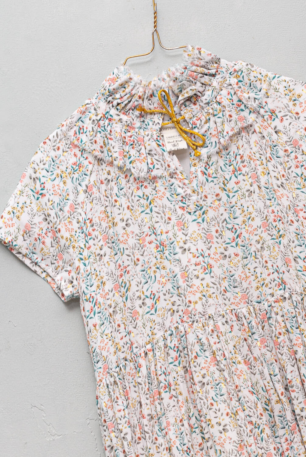 Vestido de invitada para niña en viscosa de flores y puntos dorados. para bautizo boda o comunión Cosmosophie