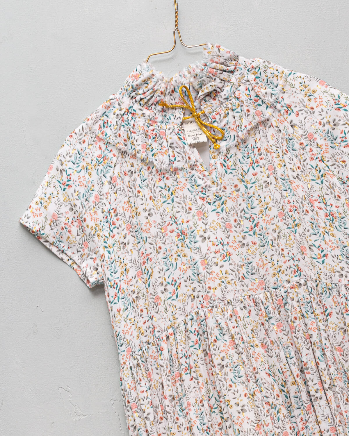 Vestido de invitada para niña en viscosa de flores y puntos dorados. para bautizo boda o comunión Cosmosophie