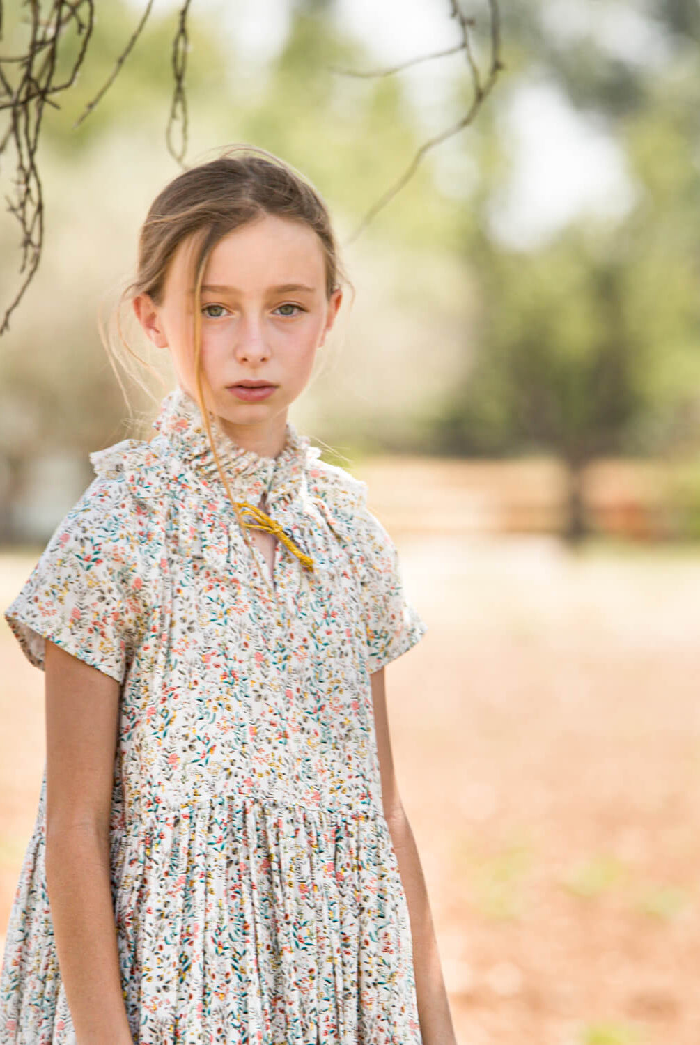 Vestido de invitada para niña en viscosa de flores y puntos dorados. para bautizo boda o comunión Cosmosophie