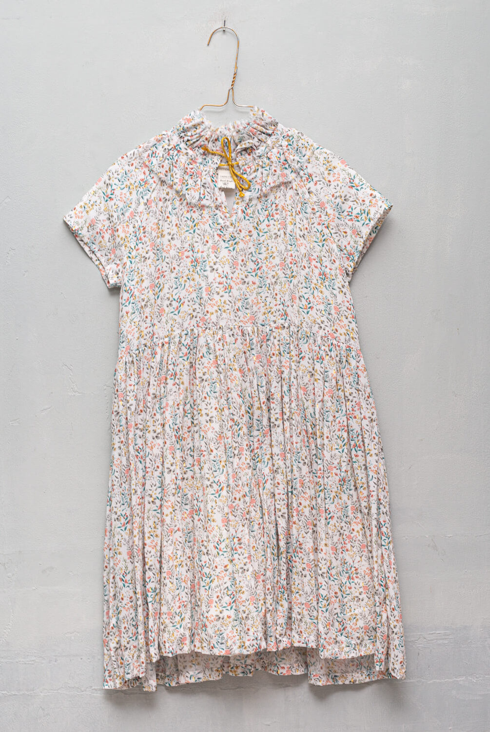 Vestido de invitada para niña en viscosa de flores y puntos dorados. para bautizo boda o comunión Cosmosophie