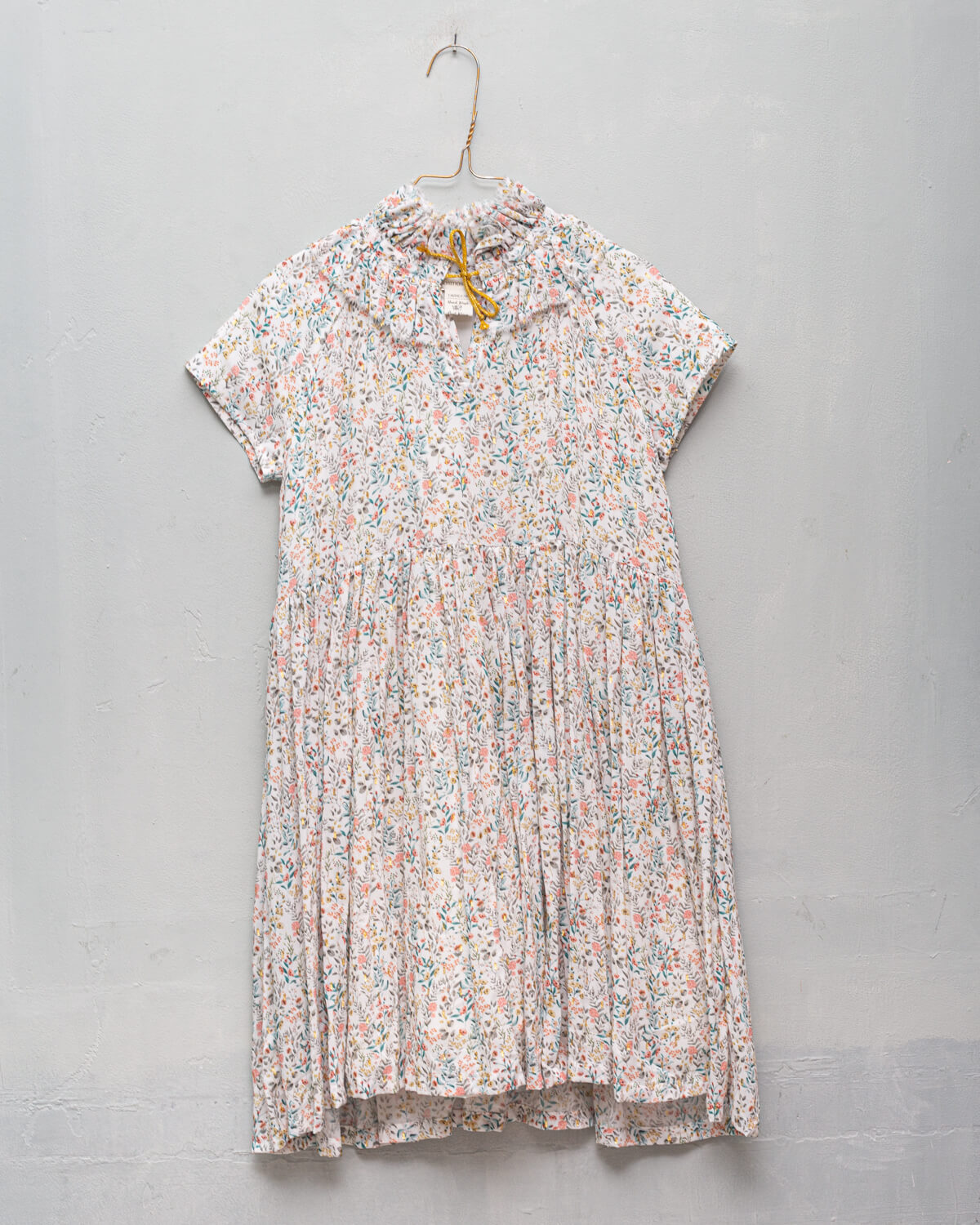 Vestido de invitada para niña en viscosa de flores y puntos dorados. para bautizo boda o comunión Cosmosophie