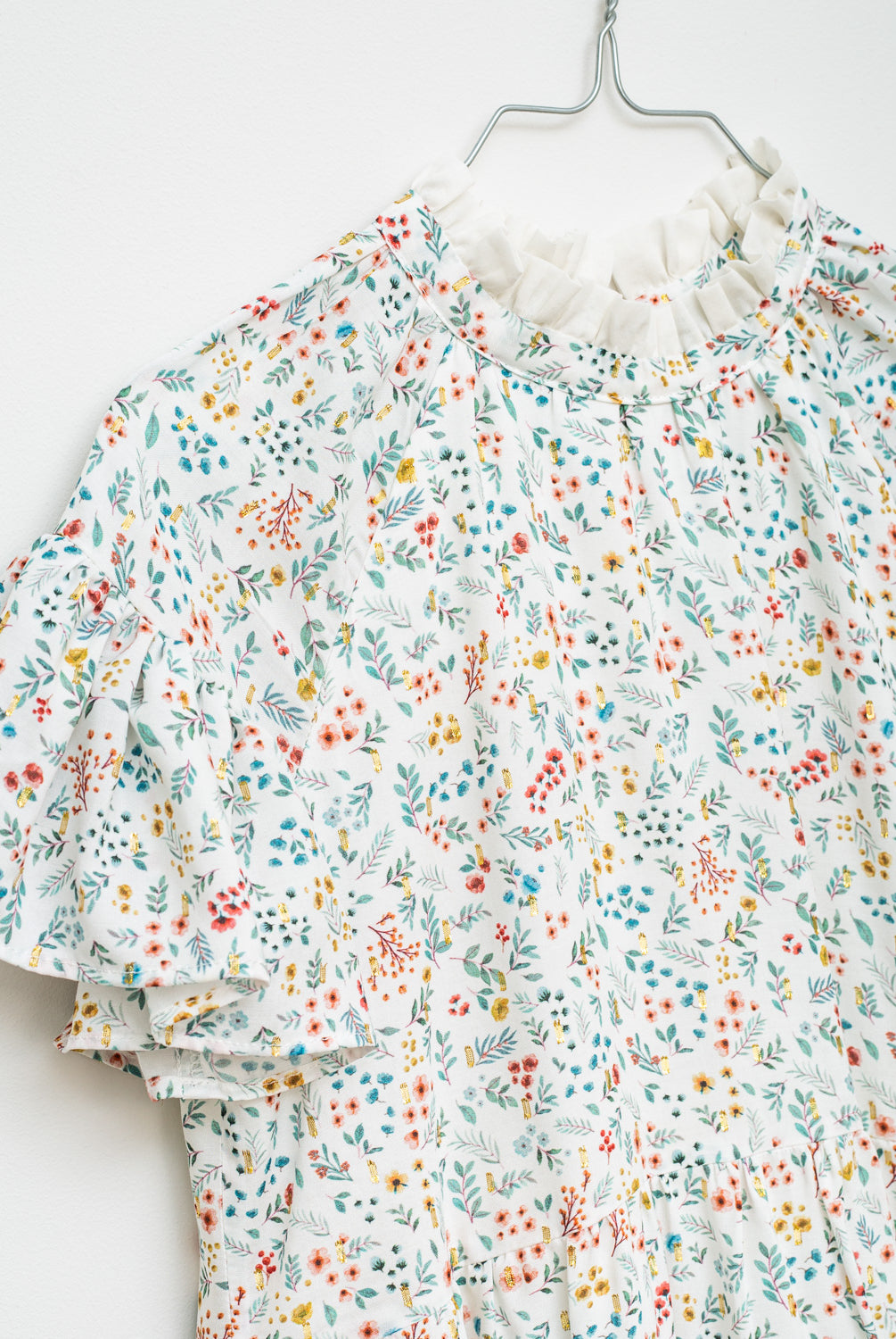 Vestido flores con oro de Cosmosophie