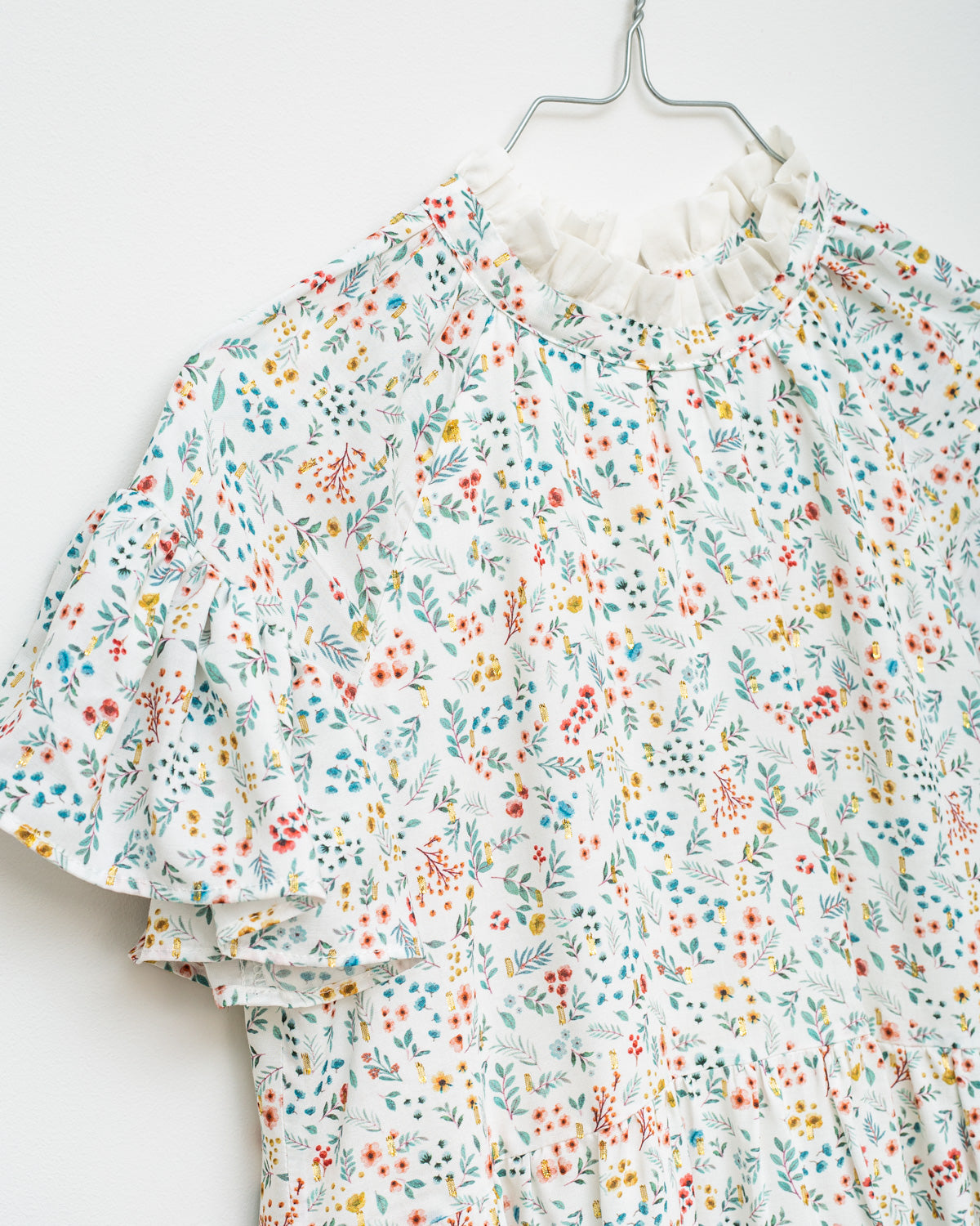 Vestido flores con oro de Cosmosophie