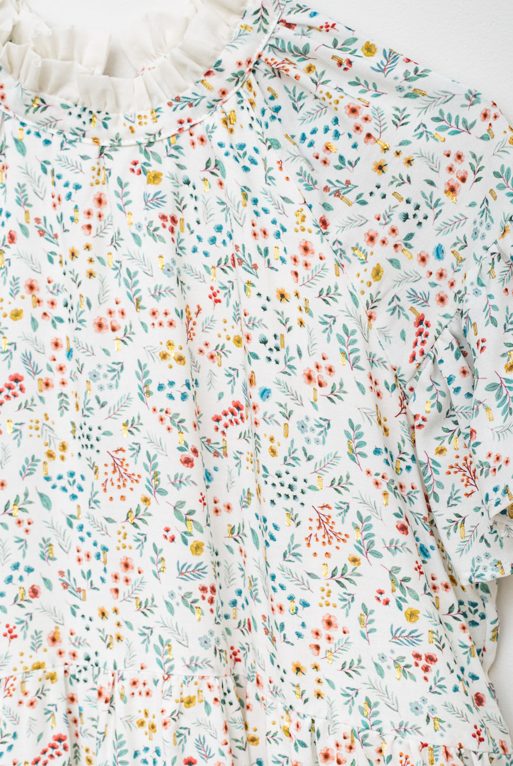 Vestido flores con oro de Cosmosophie