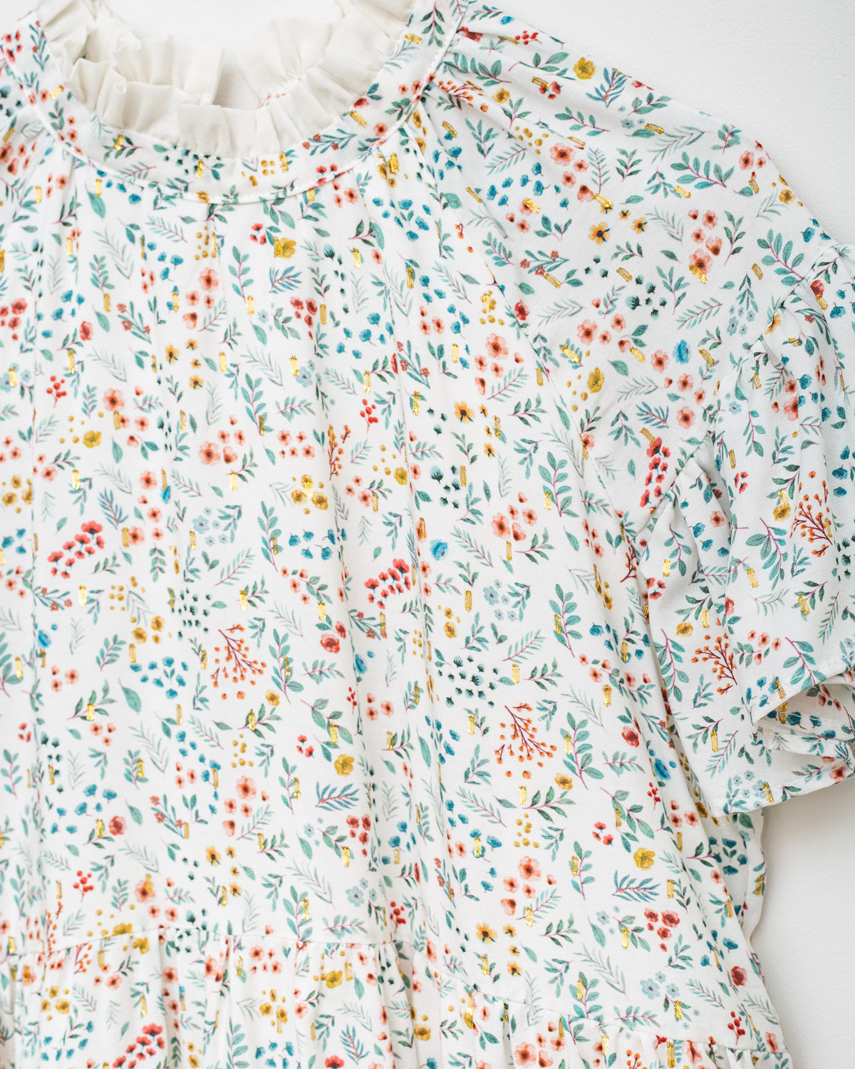 Vestido flores con oro de Cosmosophie