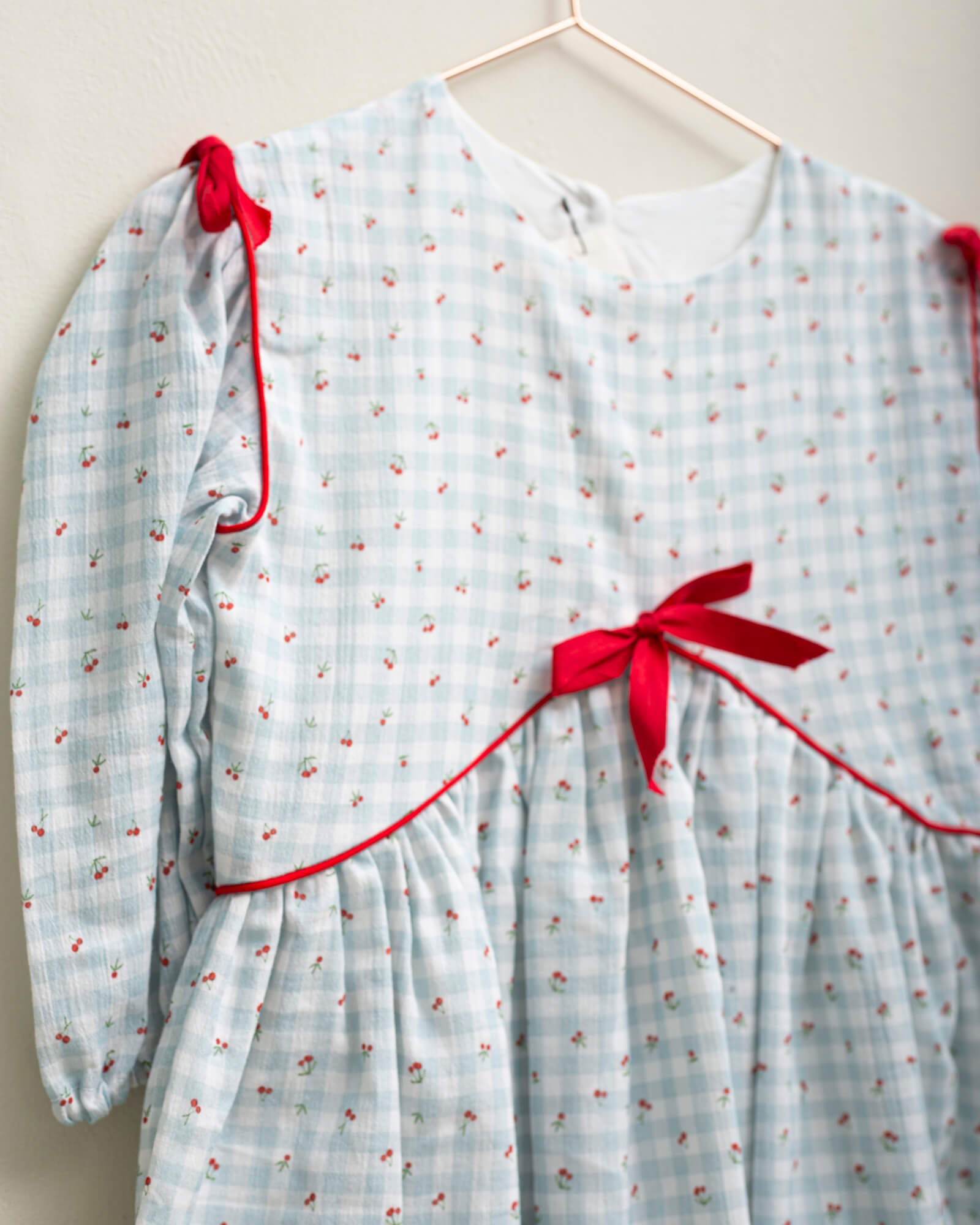 Vestido para niña invitada vichy azul con estampado de cerezas Cosmosophie