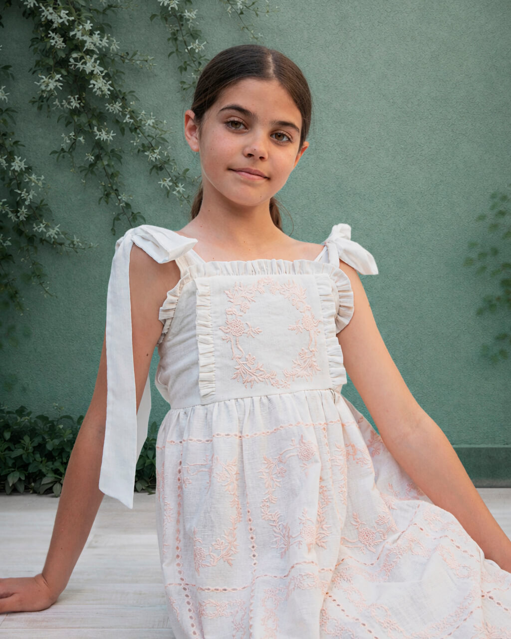 Vestido de tirantes Dune Blanco con bordados rosas para arras Cosmosophie