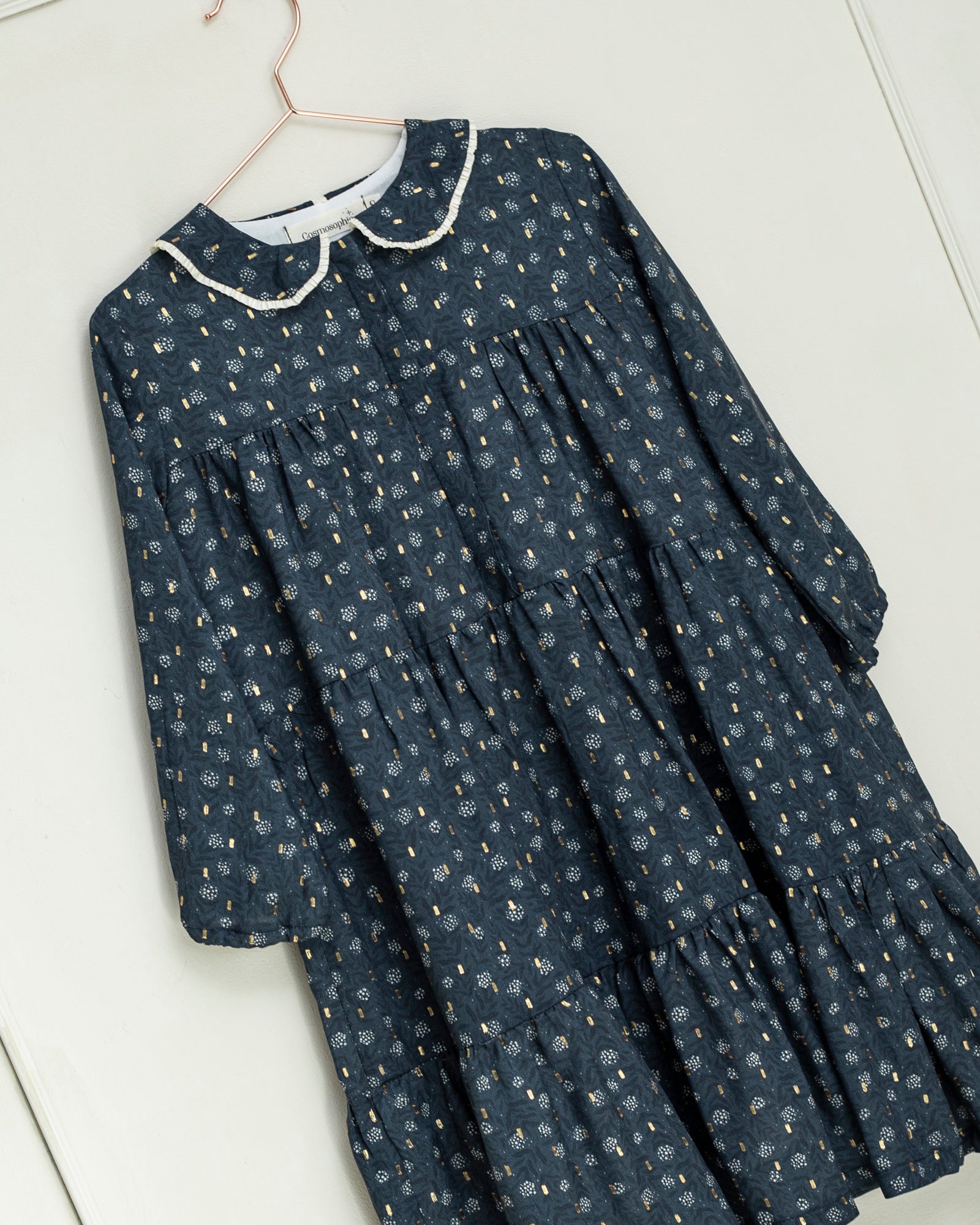 Vestido azul noche con flores y oro Cosmosophie