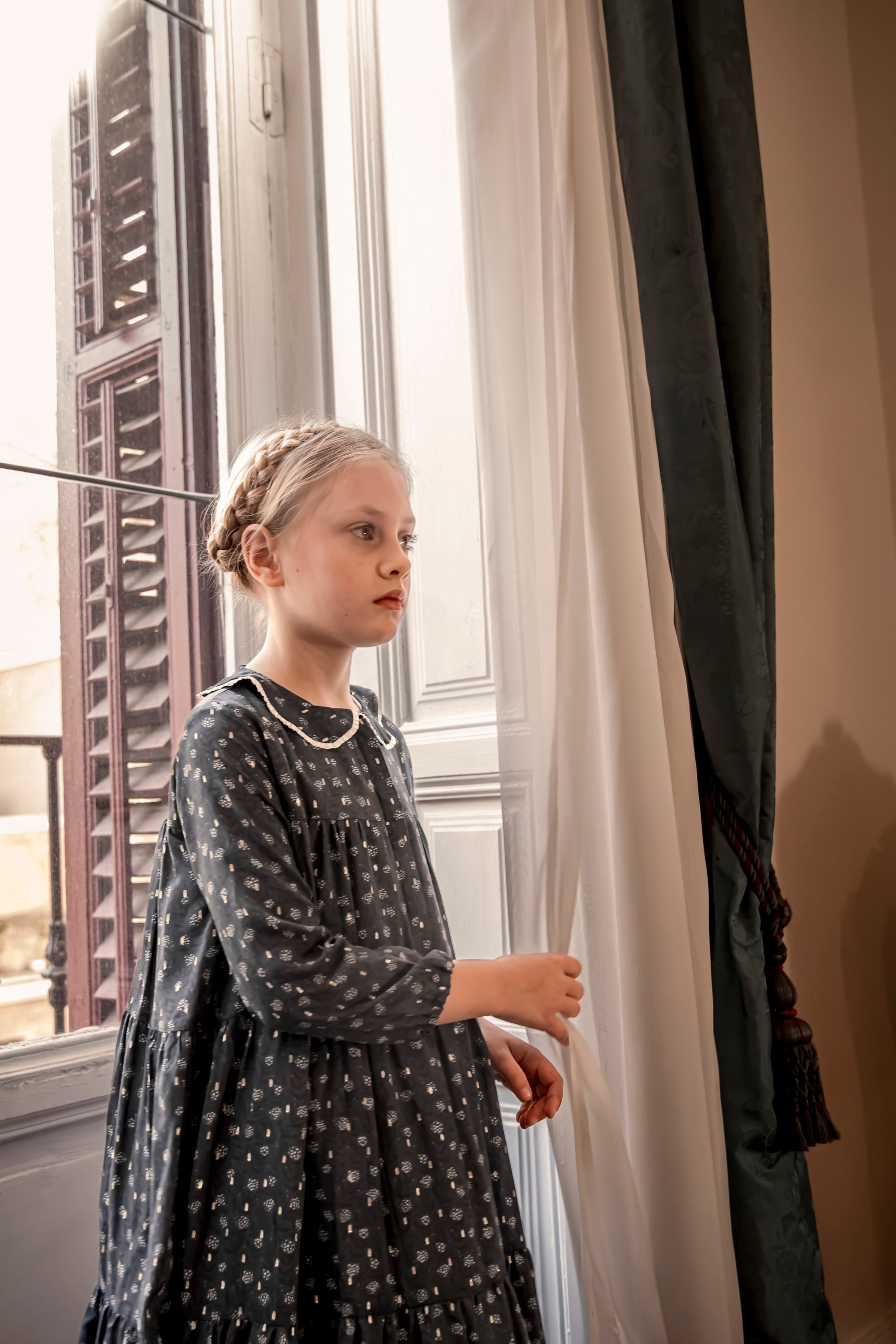 Vestido azul noche con flores y oro Cosmosophie