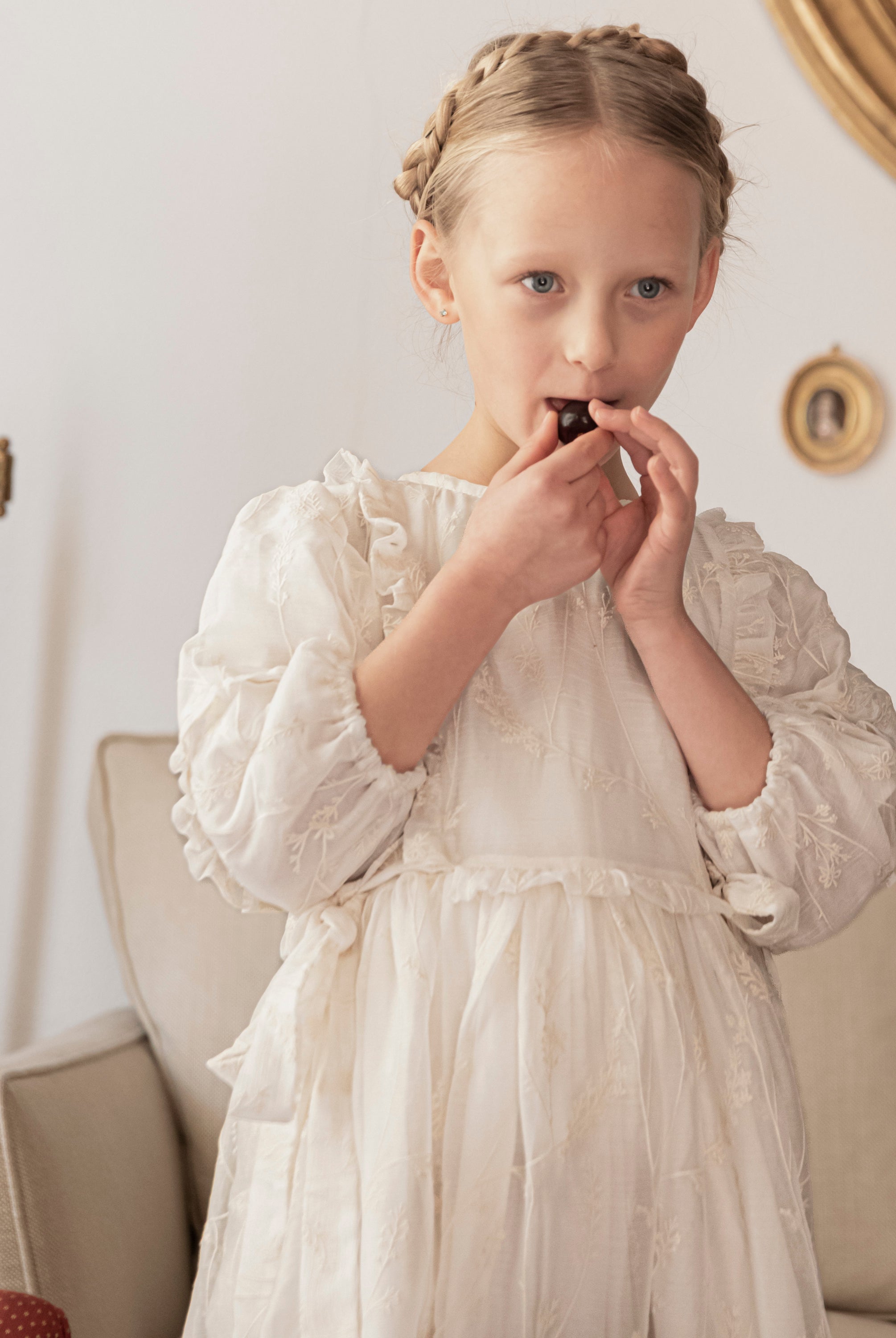 Vestido beige tejido bordado Cosmosophie