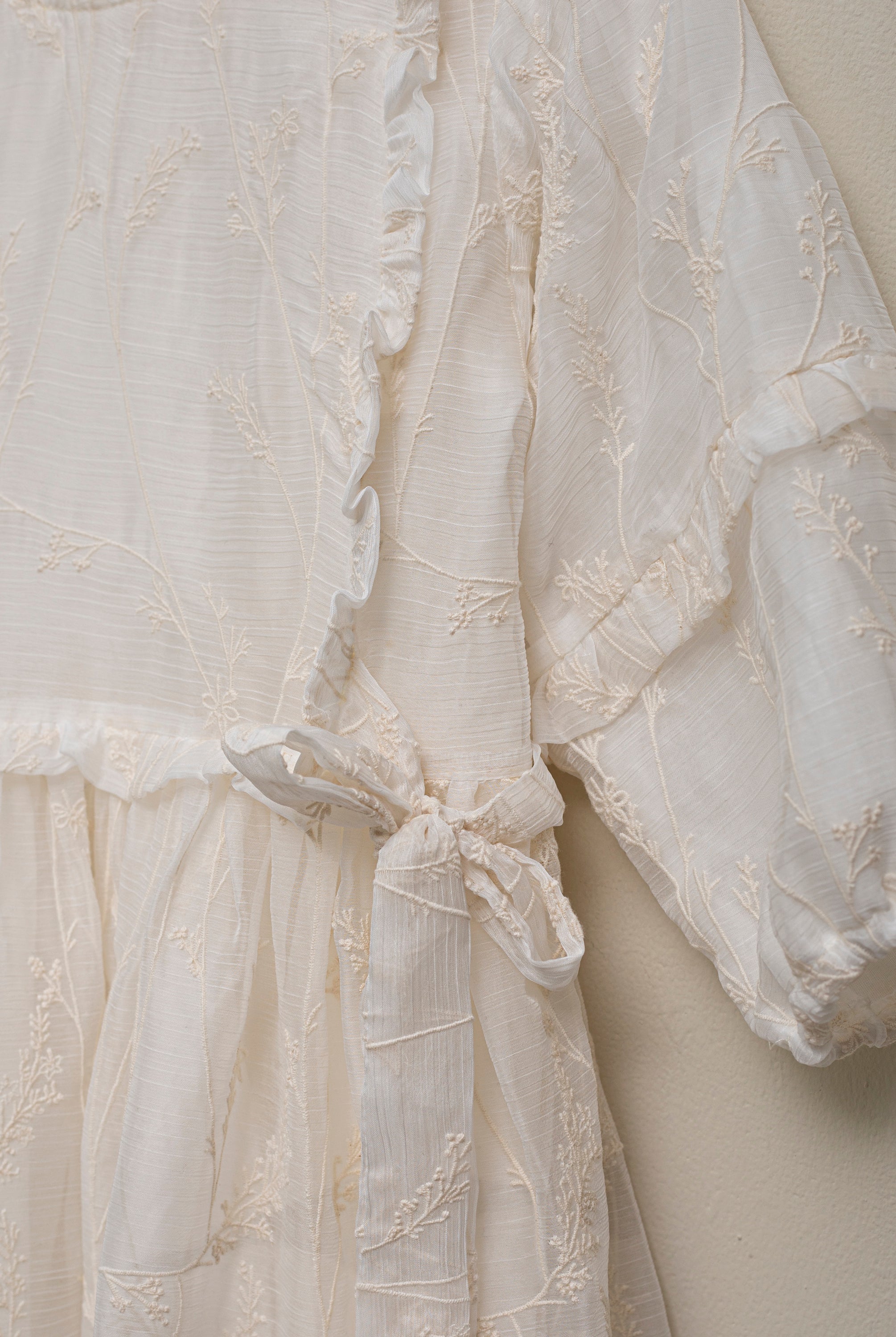 Vestido beige tejido bordado Cosmosophie