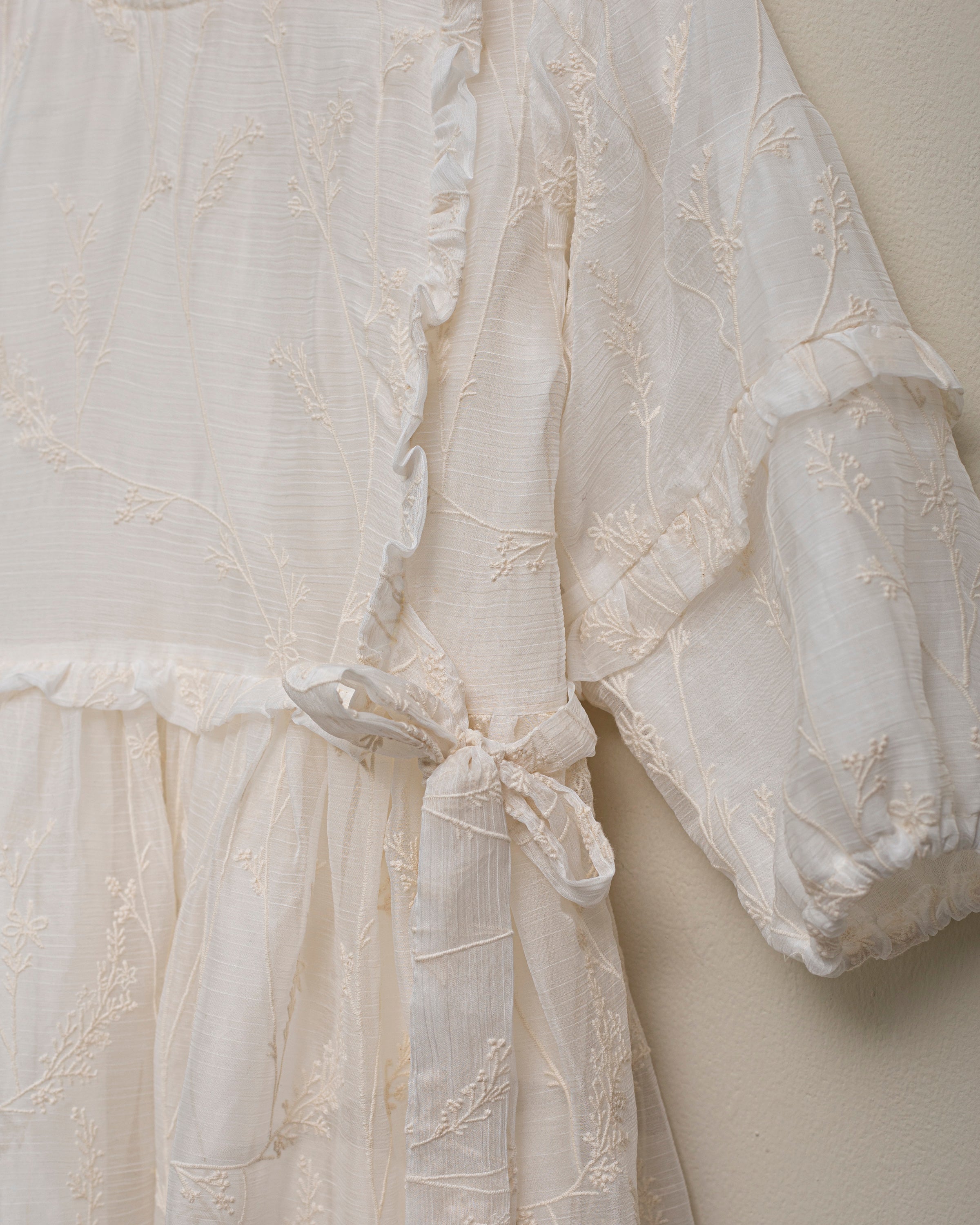 Vestido beige tejido bordado Cosmosophie