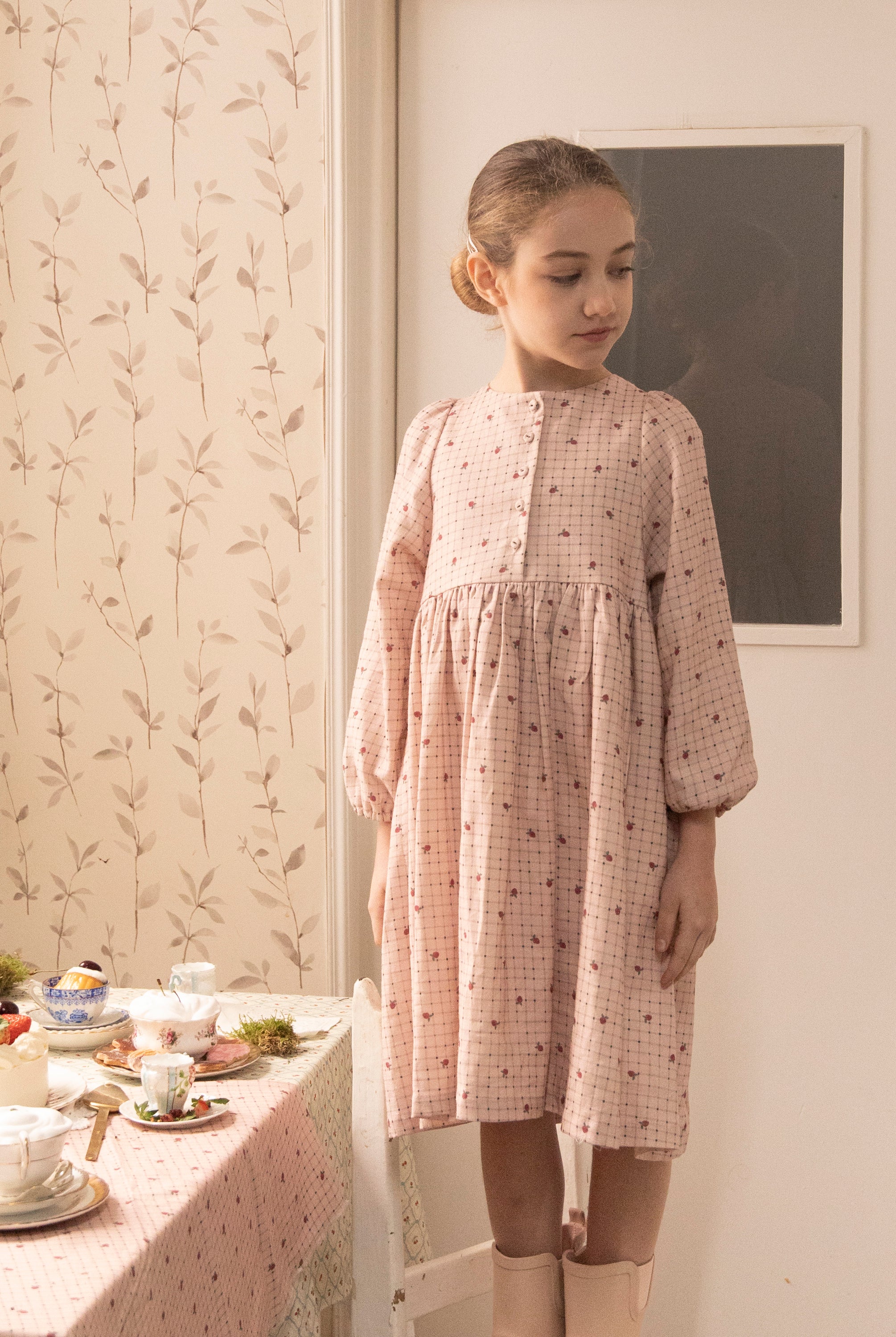 Vestido vichy rosa con fresas modelo Fiona de Cosmosophie