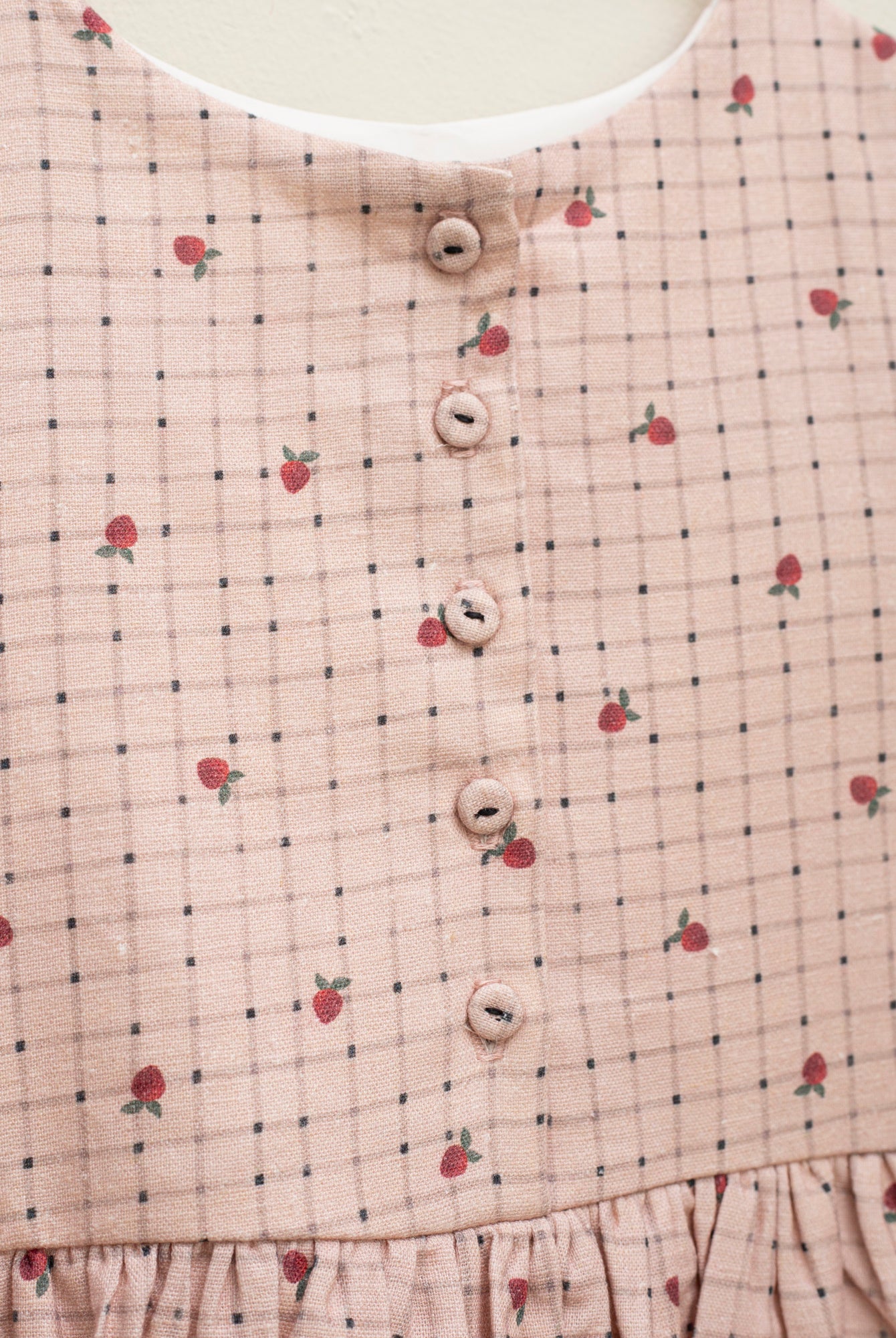 Vestido vichy rosa con fresas modelo Fiona de Cosmosophie