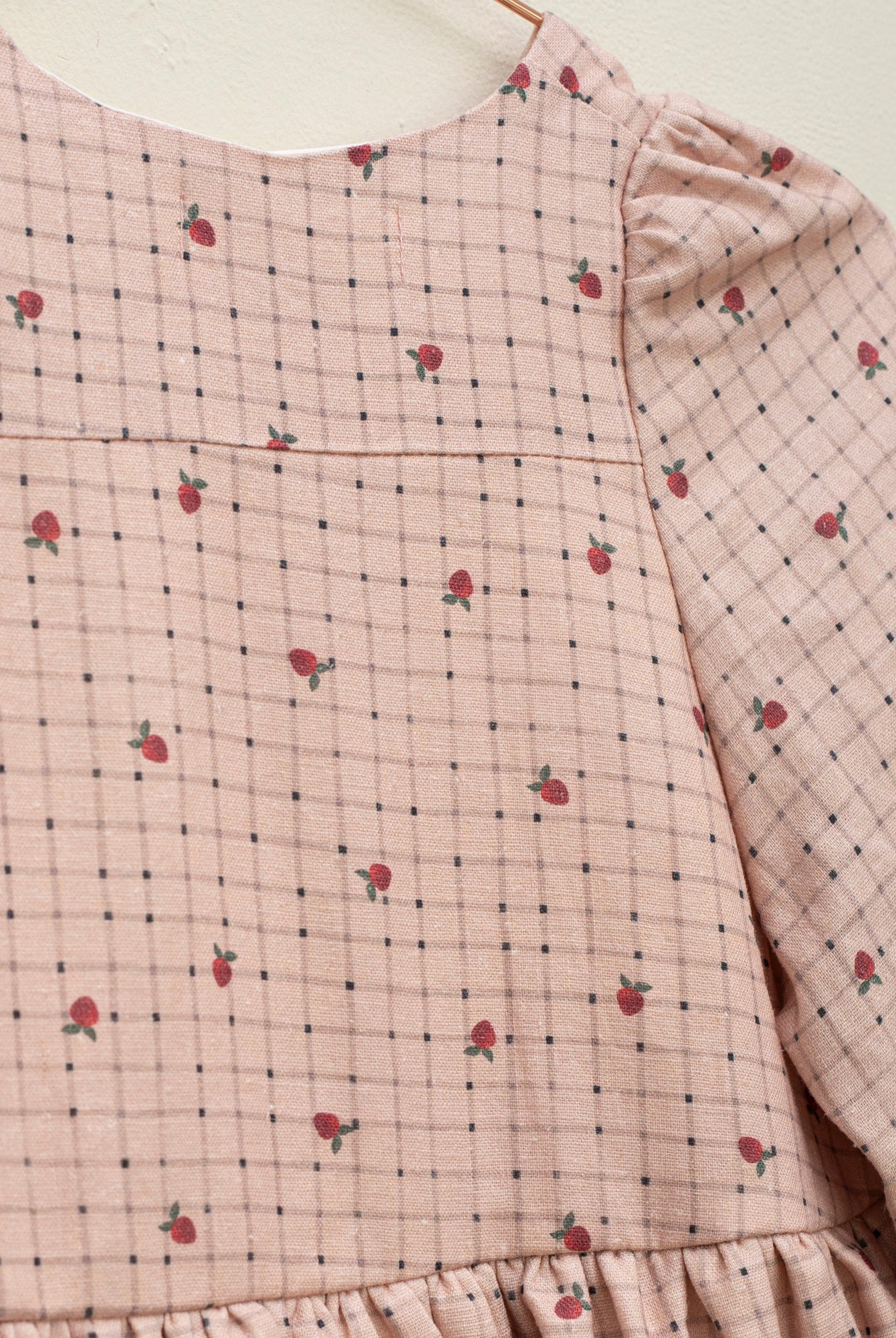 Vestido vichy rosa con fresas modelo Fiona de Cosmosophie