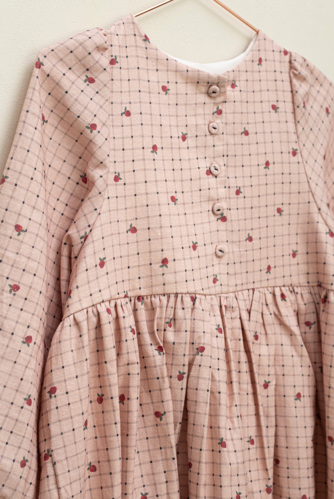 Vestido vichy rosa con fresas modelo Fiona de Cosmosophie