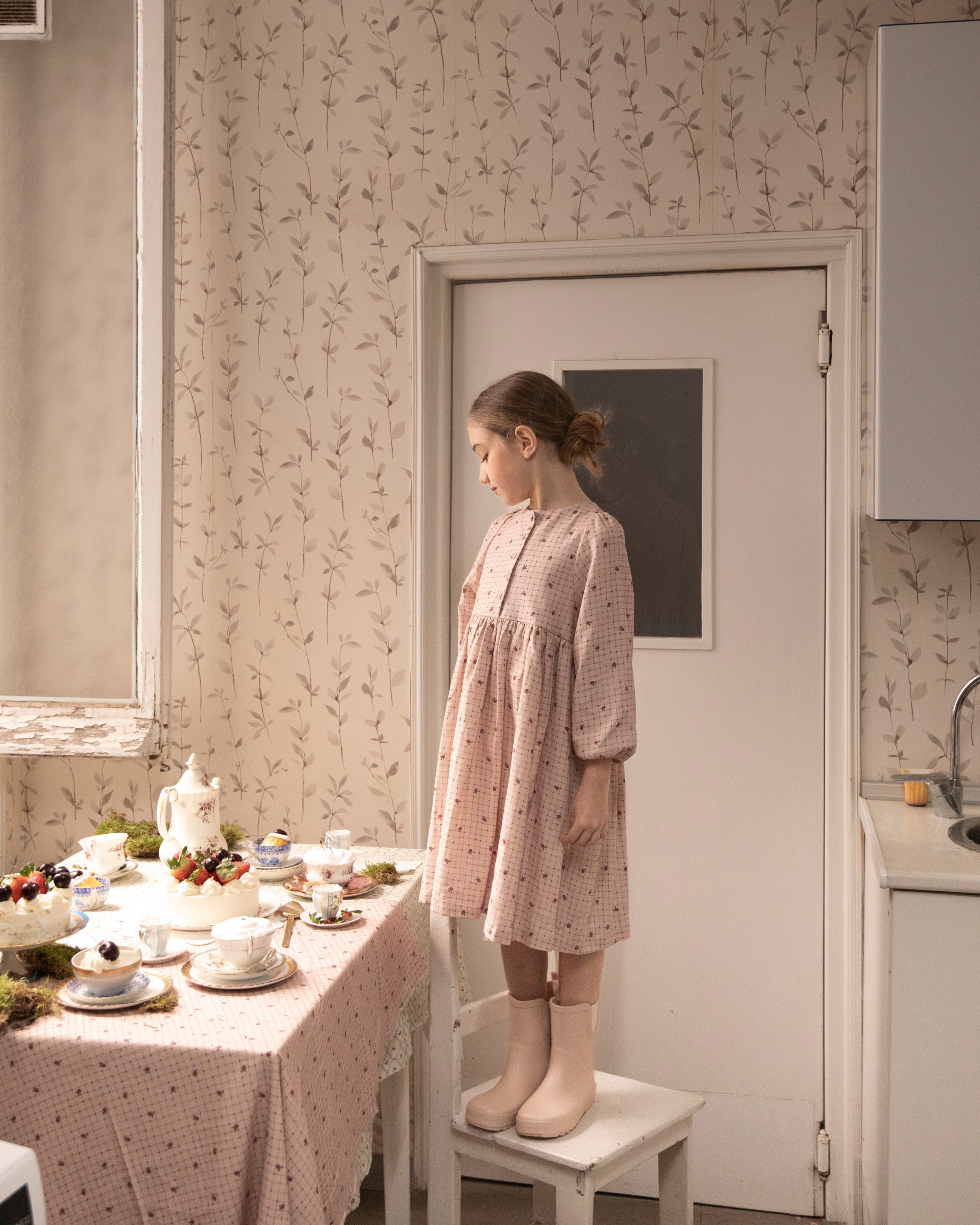 Vestido vichy rosa con fresas modelo Fiona de Cosmosophie