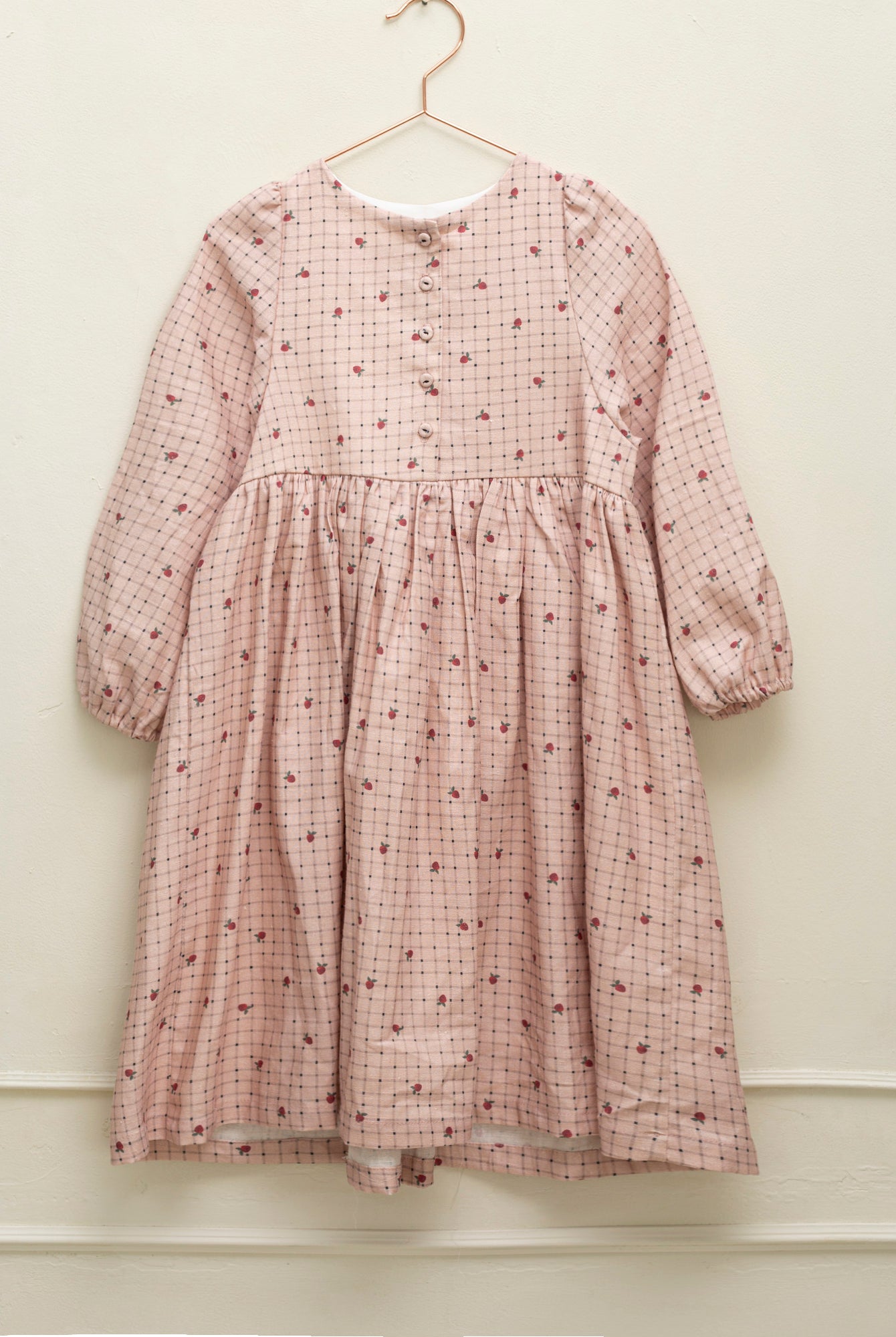 Vestido vichy rosa con fresas modelo Fiona de Cosmosophie