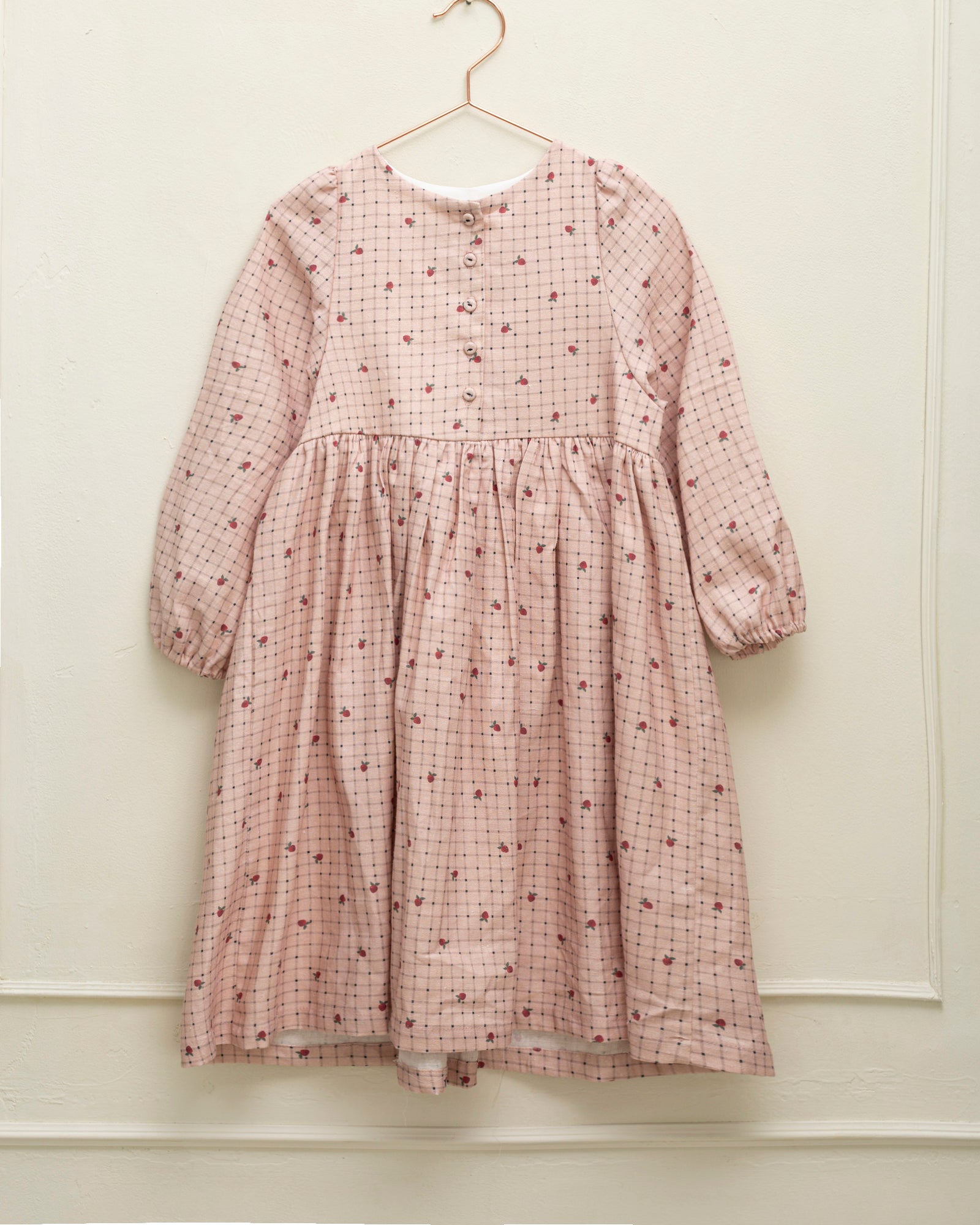 Vestido vichy rosa con fresas modelo Fiona de Cosmosophie