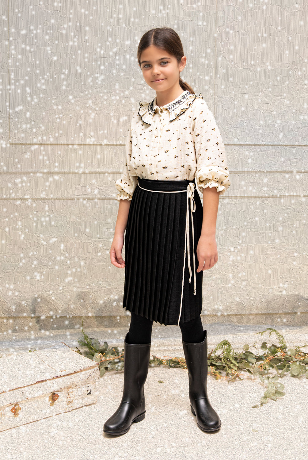 Blusa beige con flores y cuello nido de abeja Cosmosophie