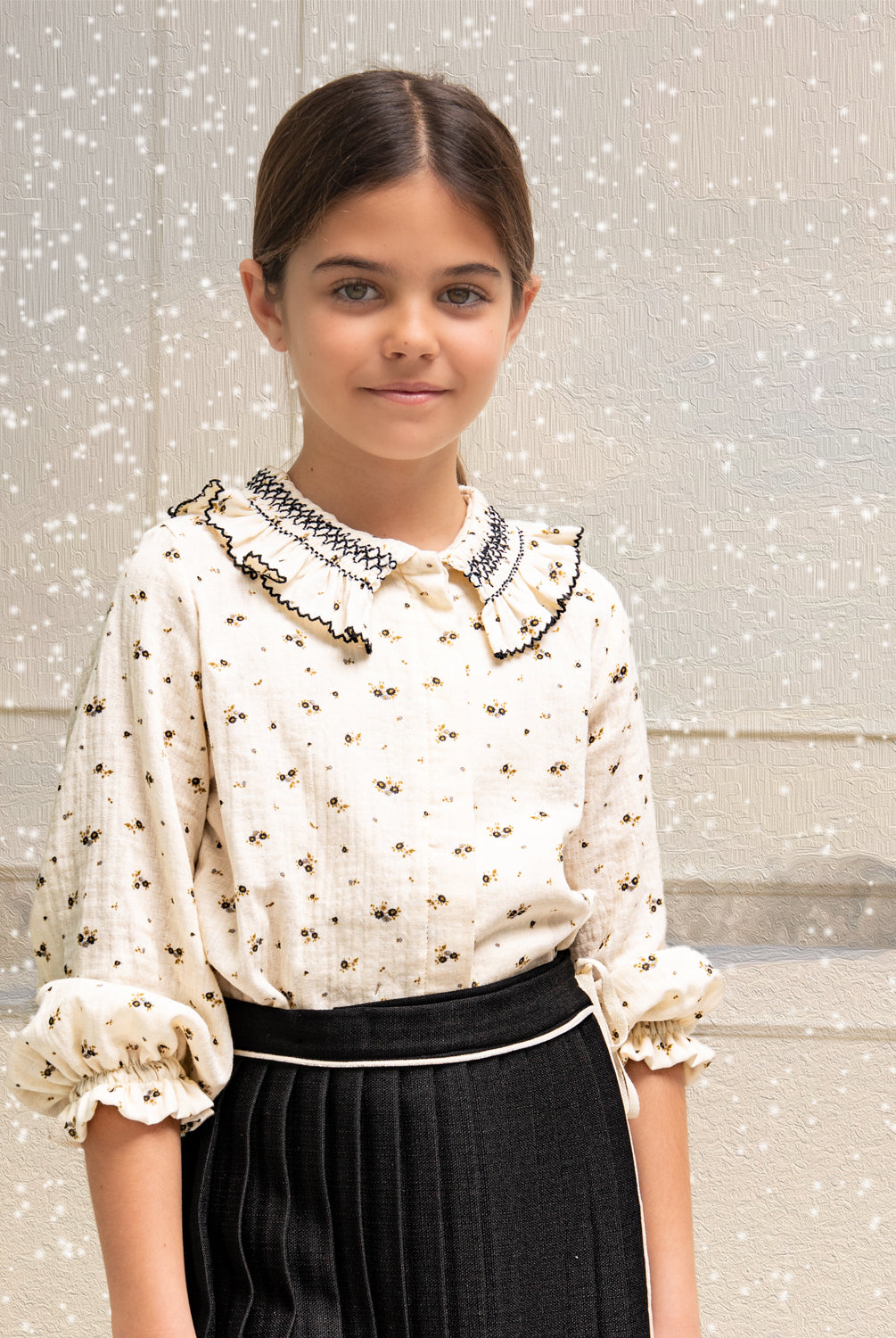 Blusa beige con flores y cuello nido de abeja Cosmosophie