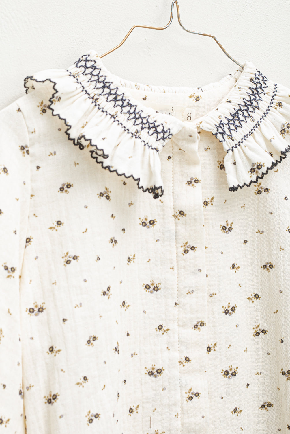 Blusa beige con flores y cuello nido de abeja Cosmosophie